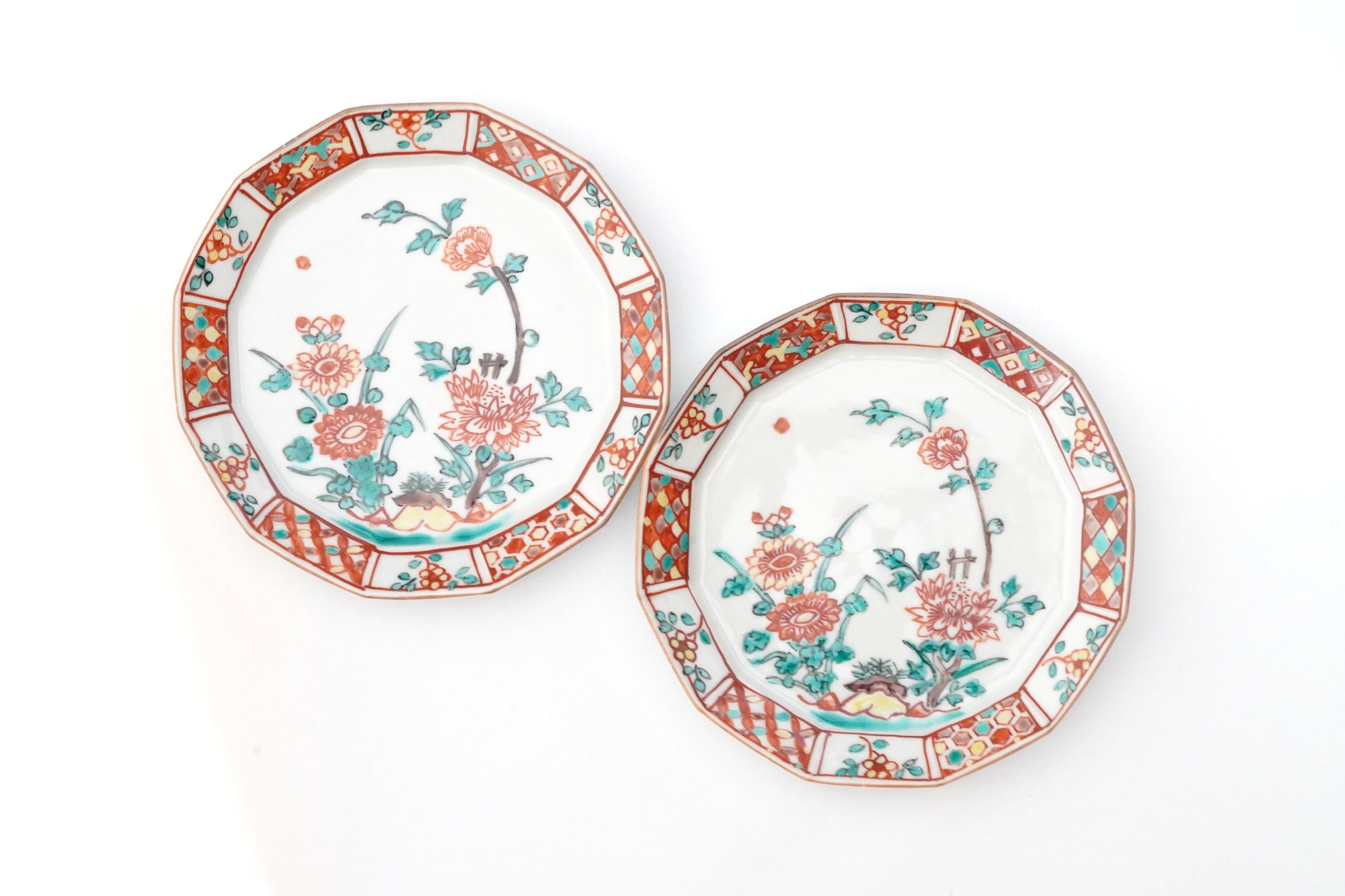 square flower patterned diamond-shaped plate