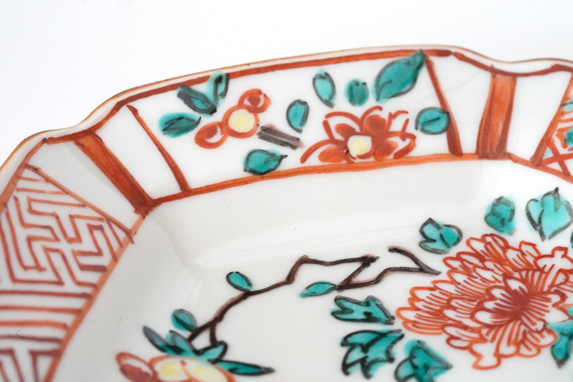 square flower patterned diamond-shaped plate