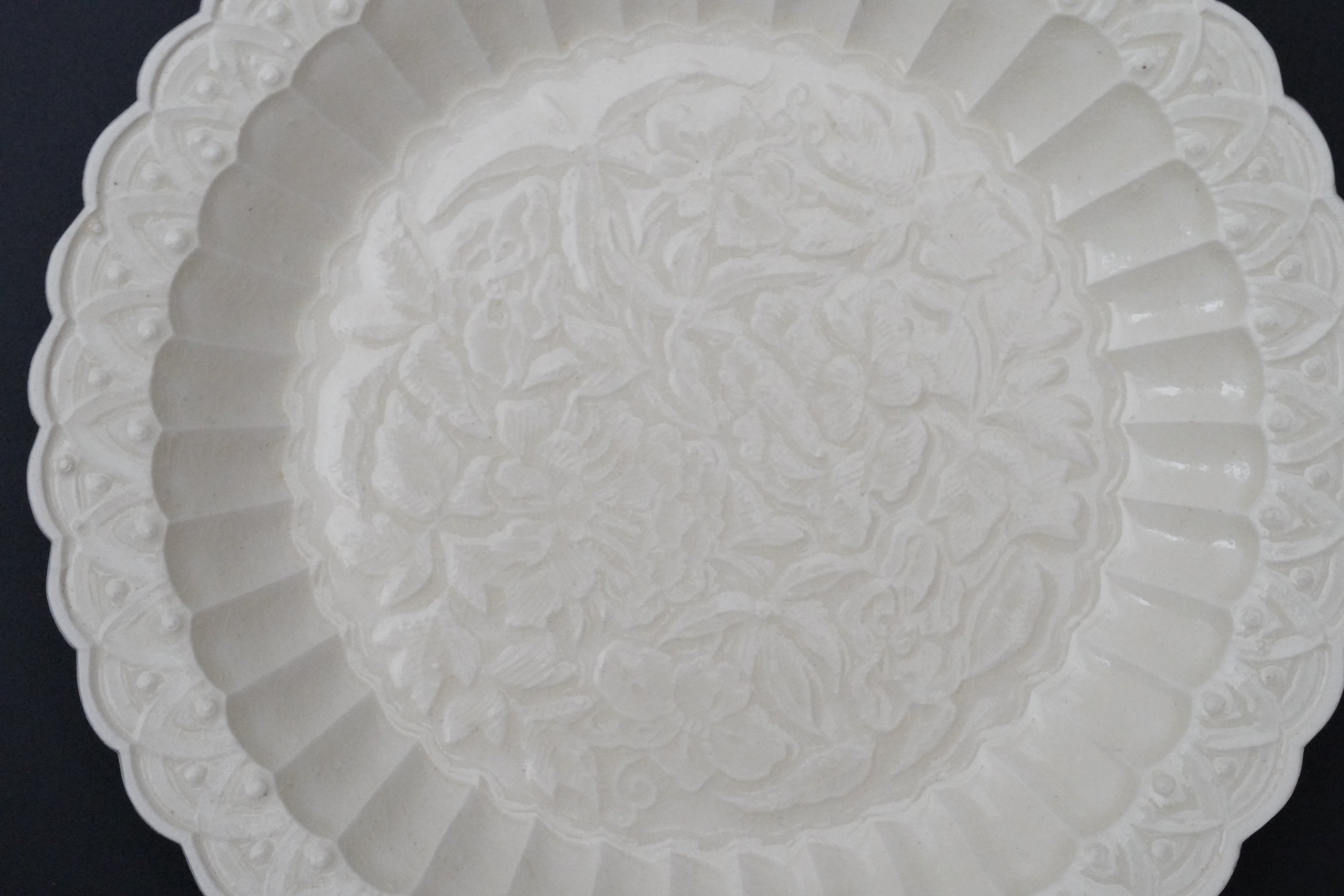 原田譲】白瓷印花花卉紋菊弁盤 – うつわ御結