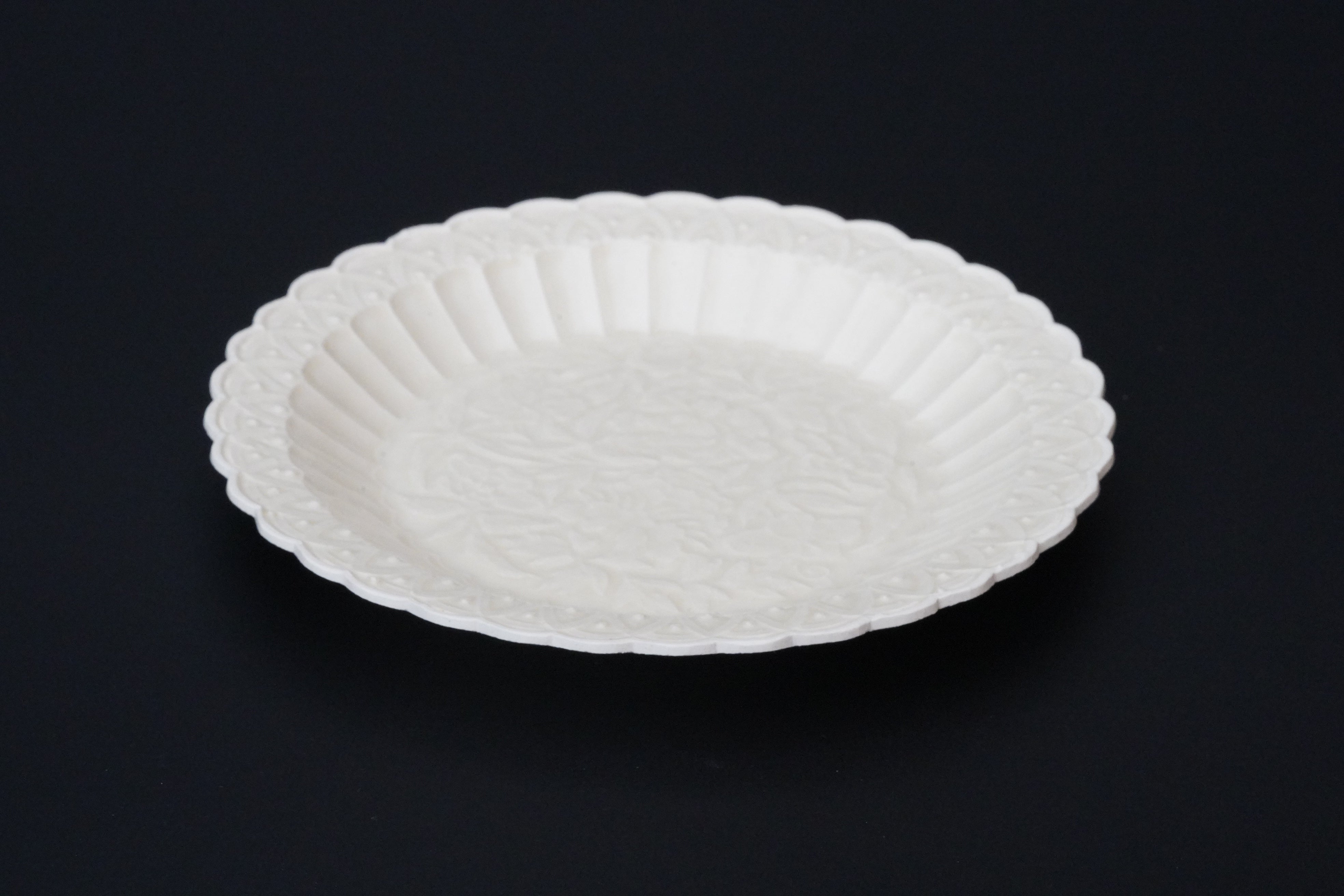 原田譲　大皿　婦人画報　31cm 白瓷印花纒枝菊紋 原田譲 大皿 婦人画報 31cm 白瓷印花纒枝菊紋