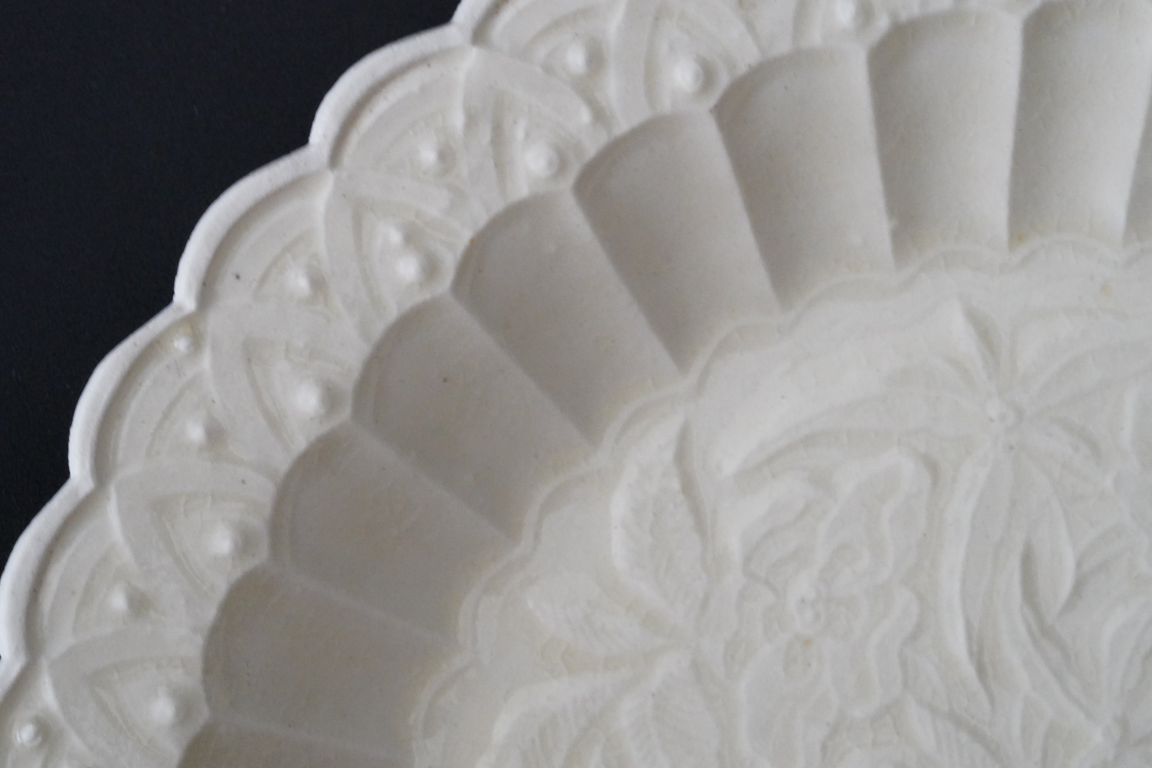 原田譲】白瓷印花花卉紋菊弁盤 – うつわ御結