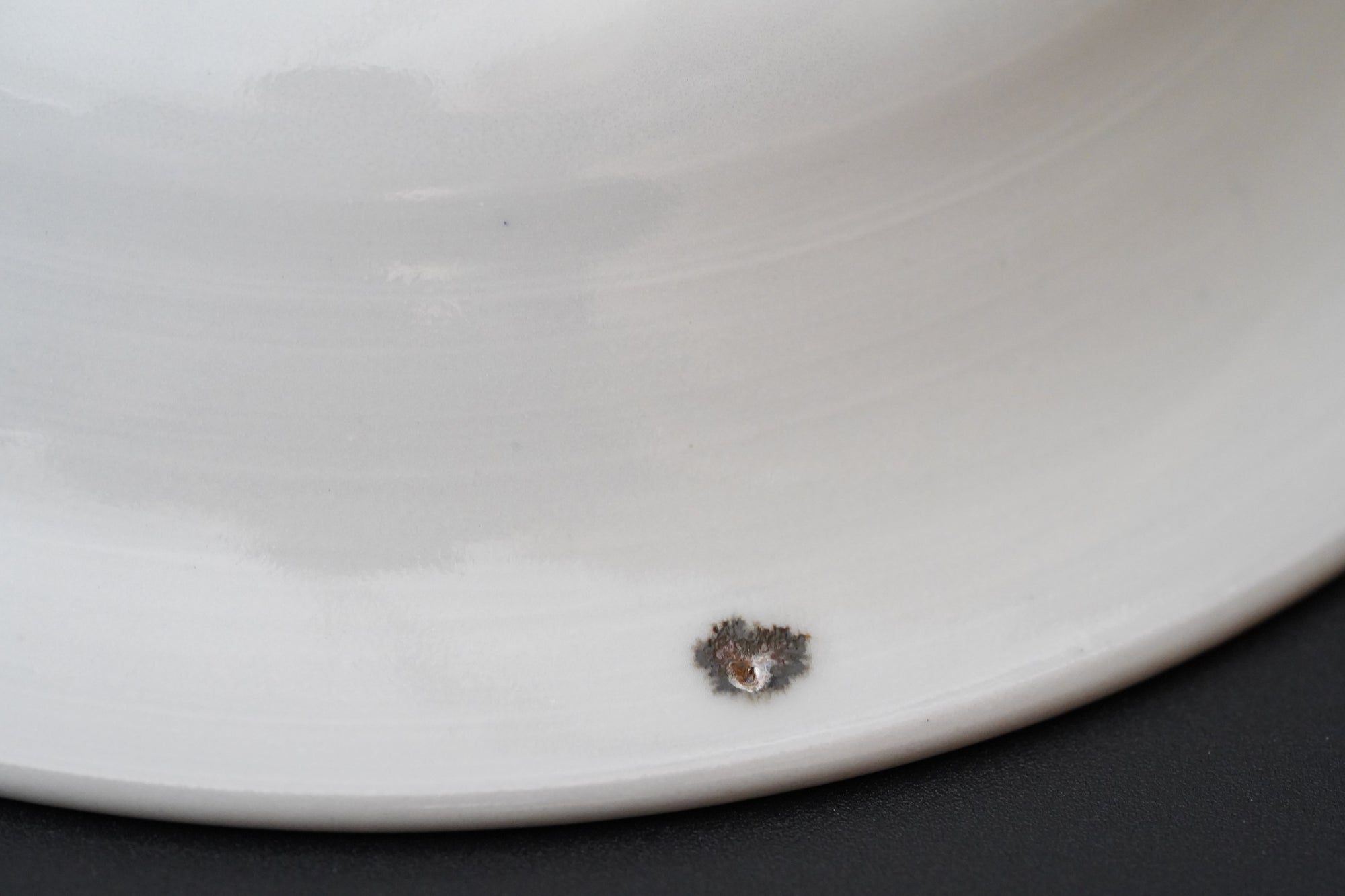 [Bunshogama] 5-inch warped plate with dyed flowers