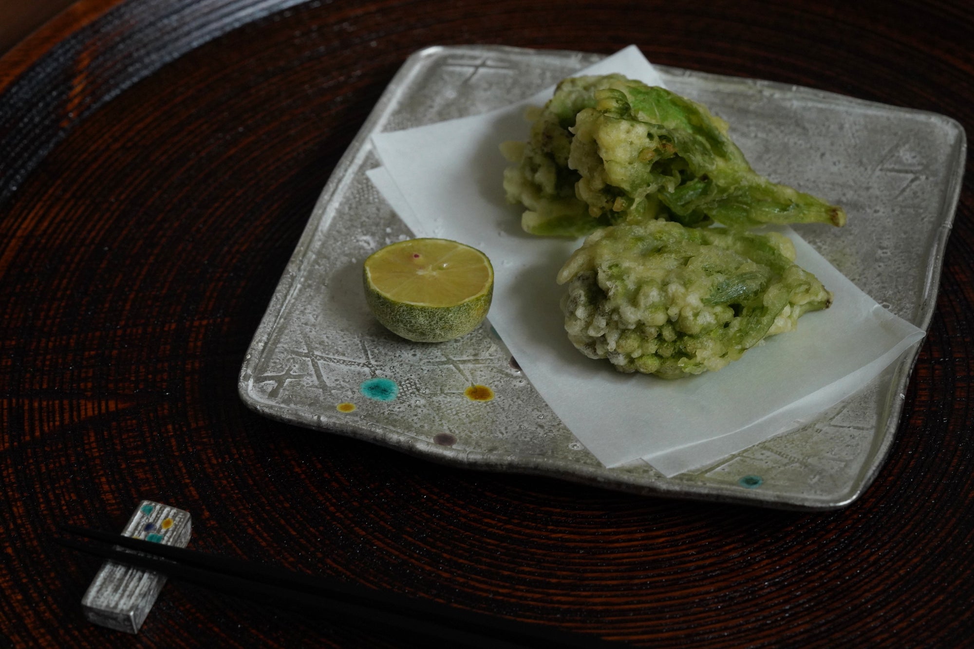 【伊勢崎紳】銀彩叩四方皿　5.5寸