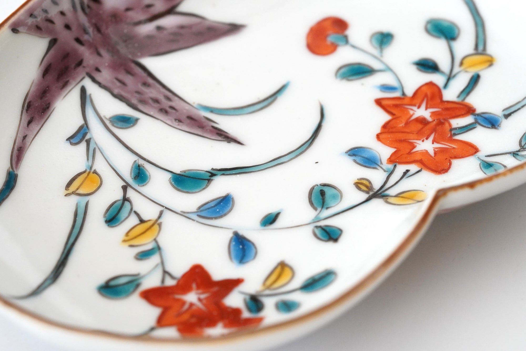 5-inch plate with ink-filled treasures and flowers and birds pattern