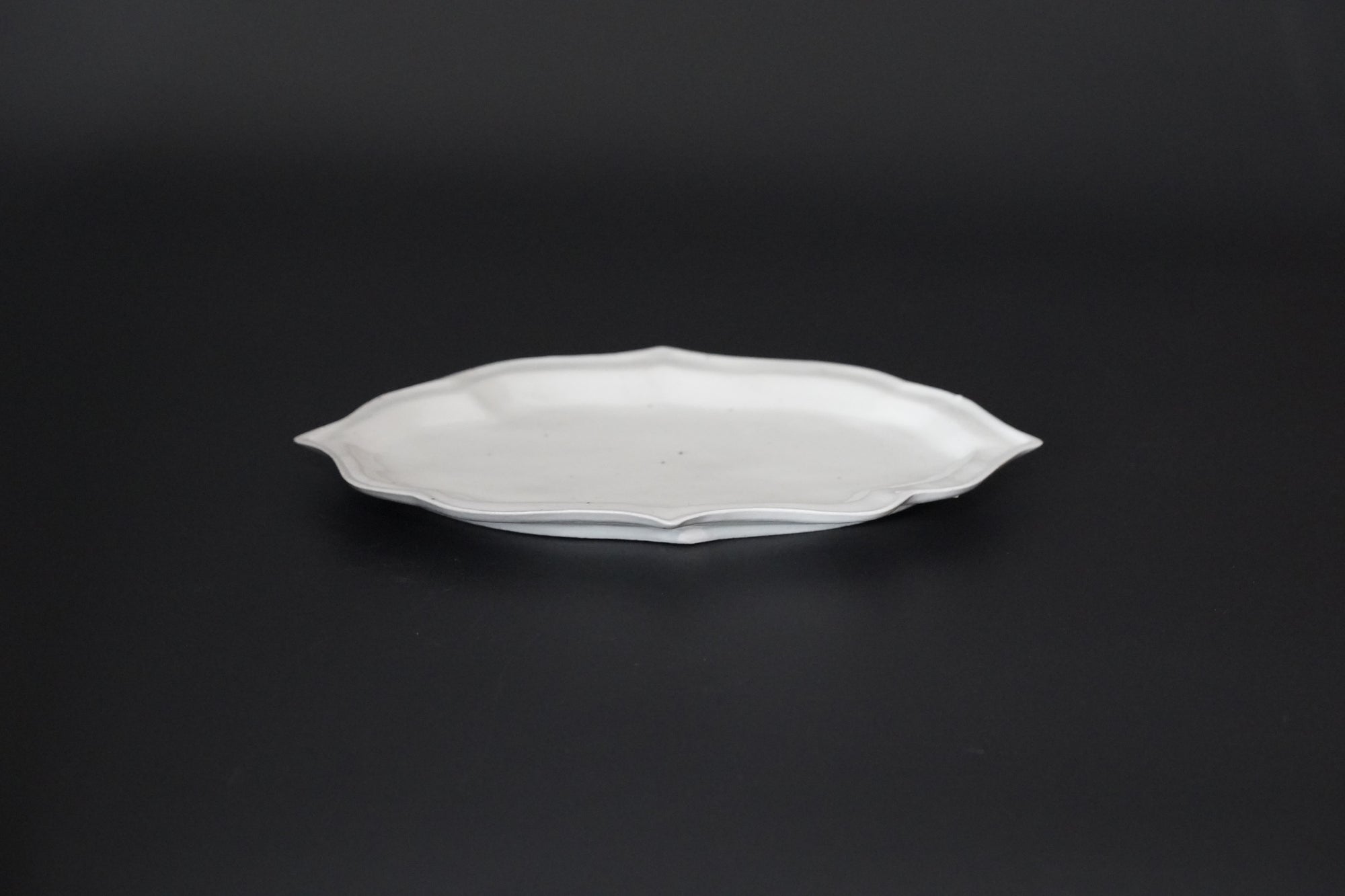 [Bunshogama] White porcelain shaped 5-inch plate with ridged flowers