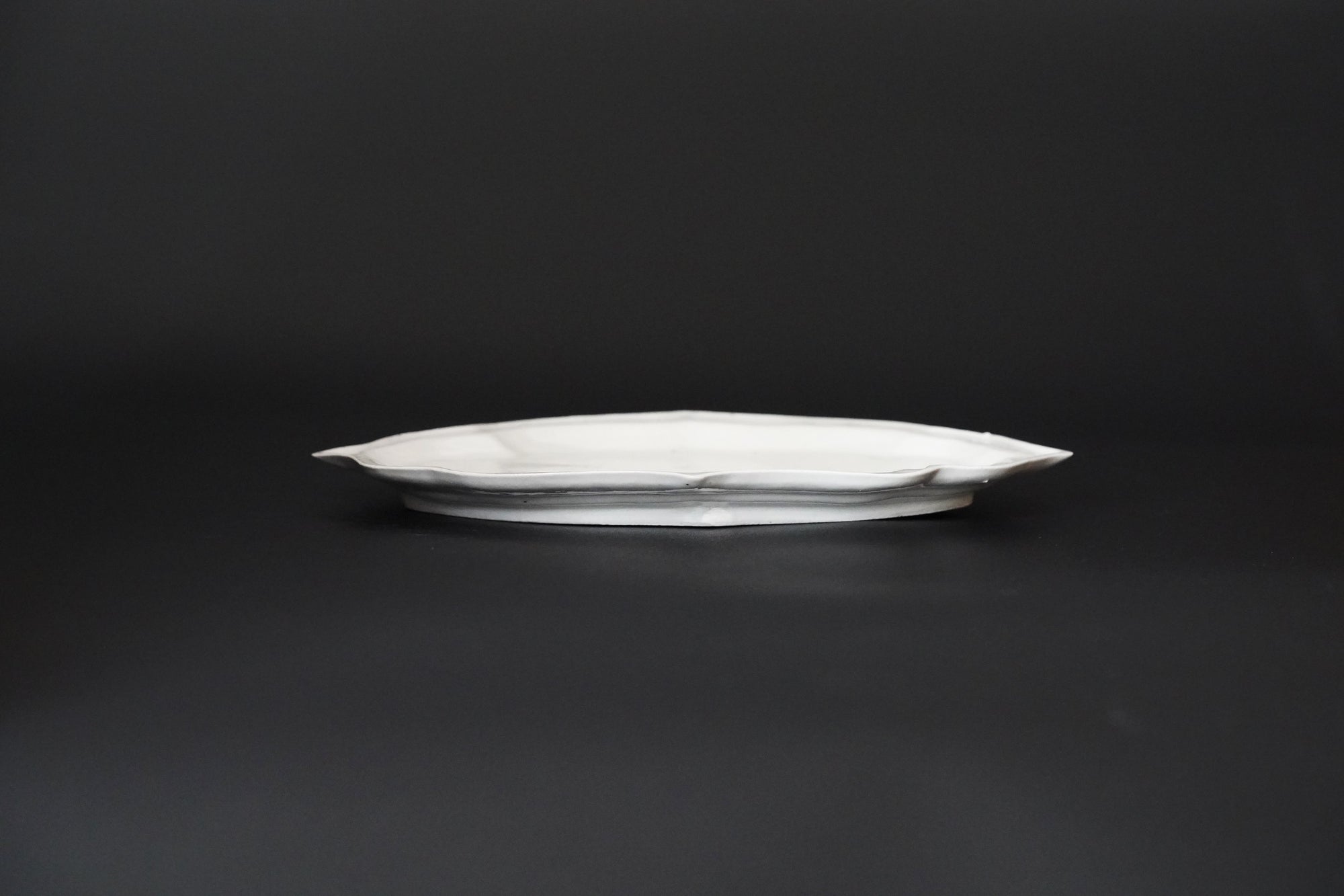 [Bunshogama] White porcelain shaped 5-inch plate with ridged flowers
