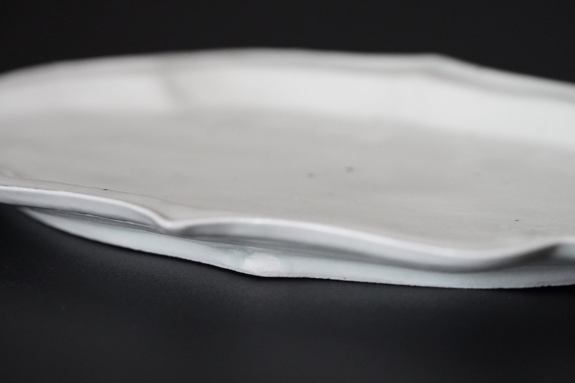 [Bunshogama] White porcelain shaped 5-inch plate with ridged flowers