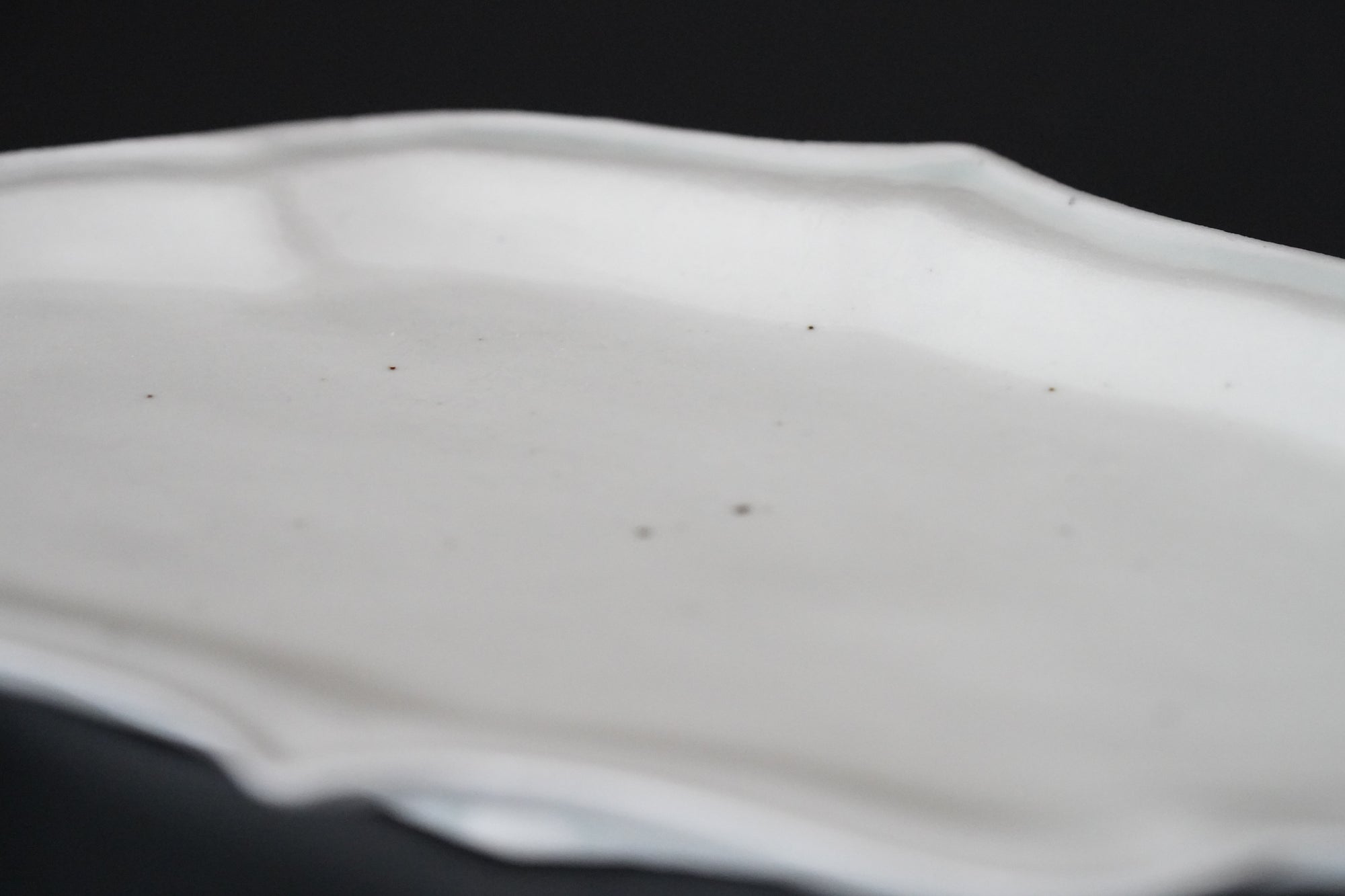 [Bunshogama] White porcelain shaped 5-inch plate with ridged flowers