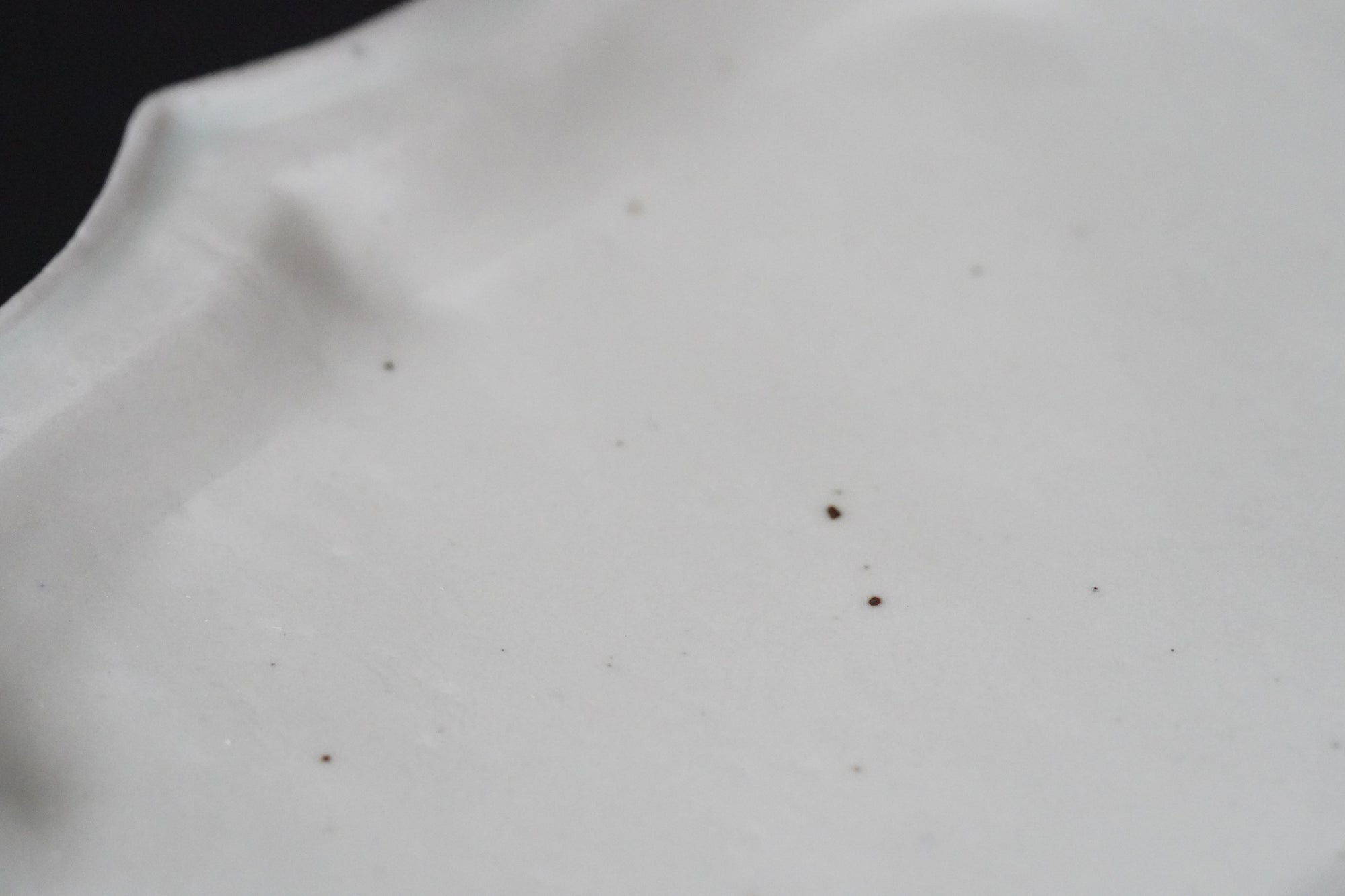[Bunshogama] White porcelain shaped 5-inch plate with ridged flowers