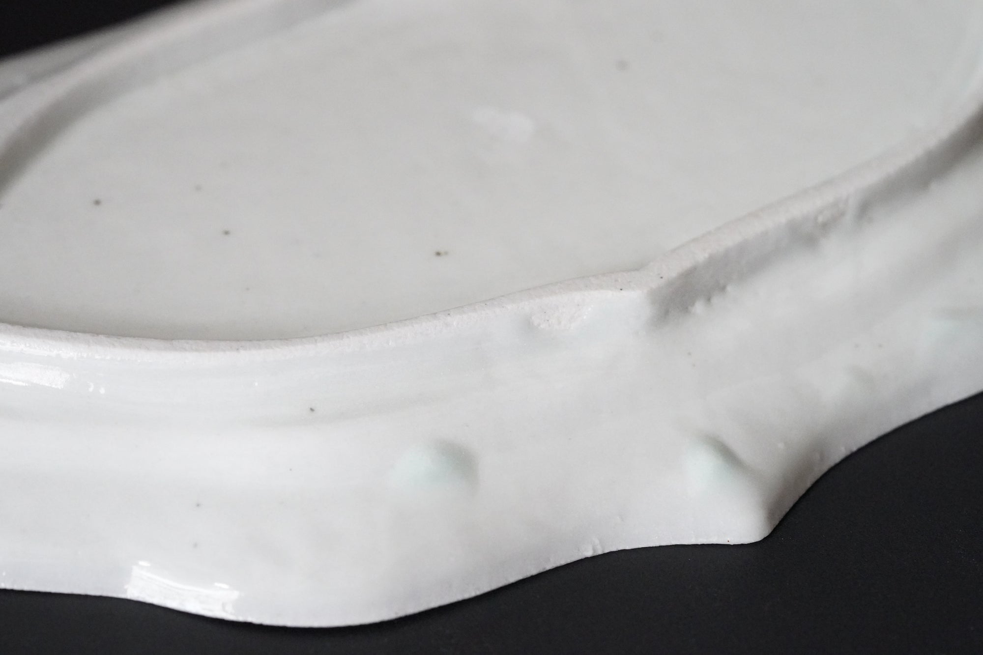 [Bunshogama] White porcelain shaped 5-inch plate with ridged flowers