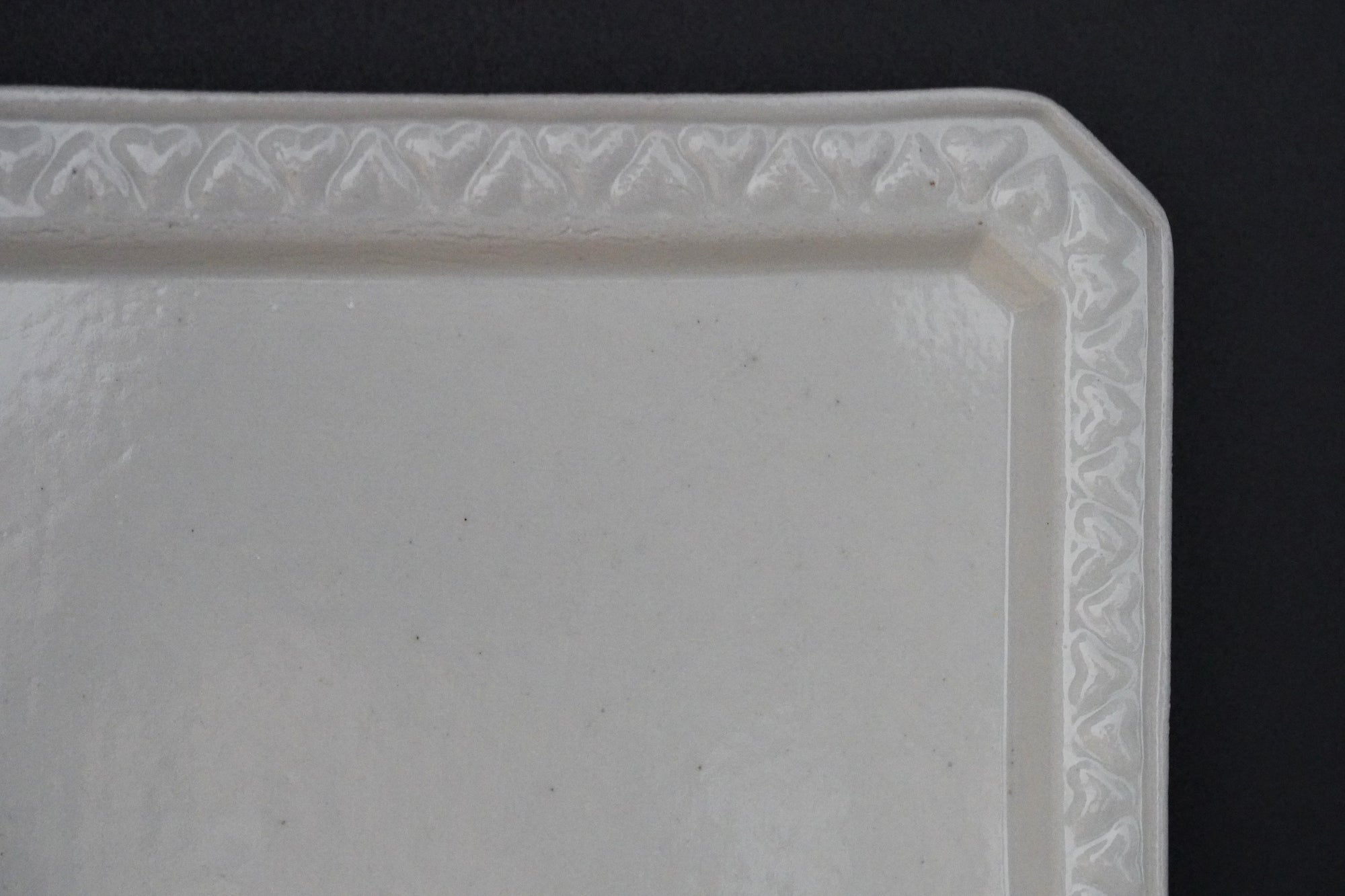 [Bunshogama] White porcelain shaped 5-inch plate with ridged flowers
