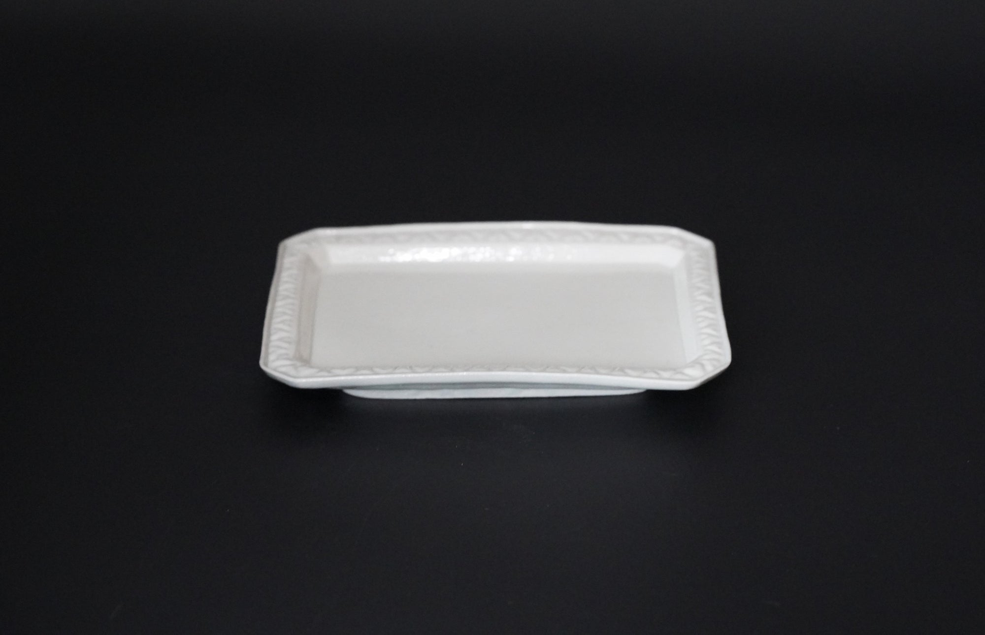 [Bunshogama] White porcelain shaped 5-inch plate with ridged flowers