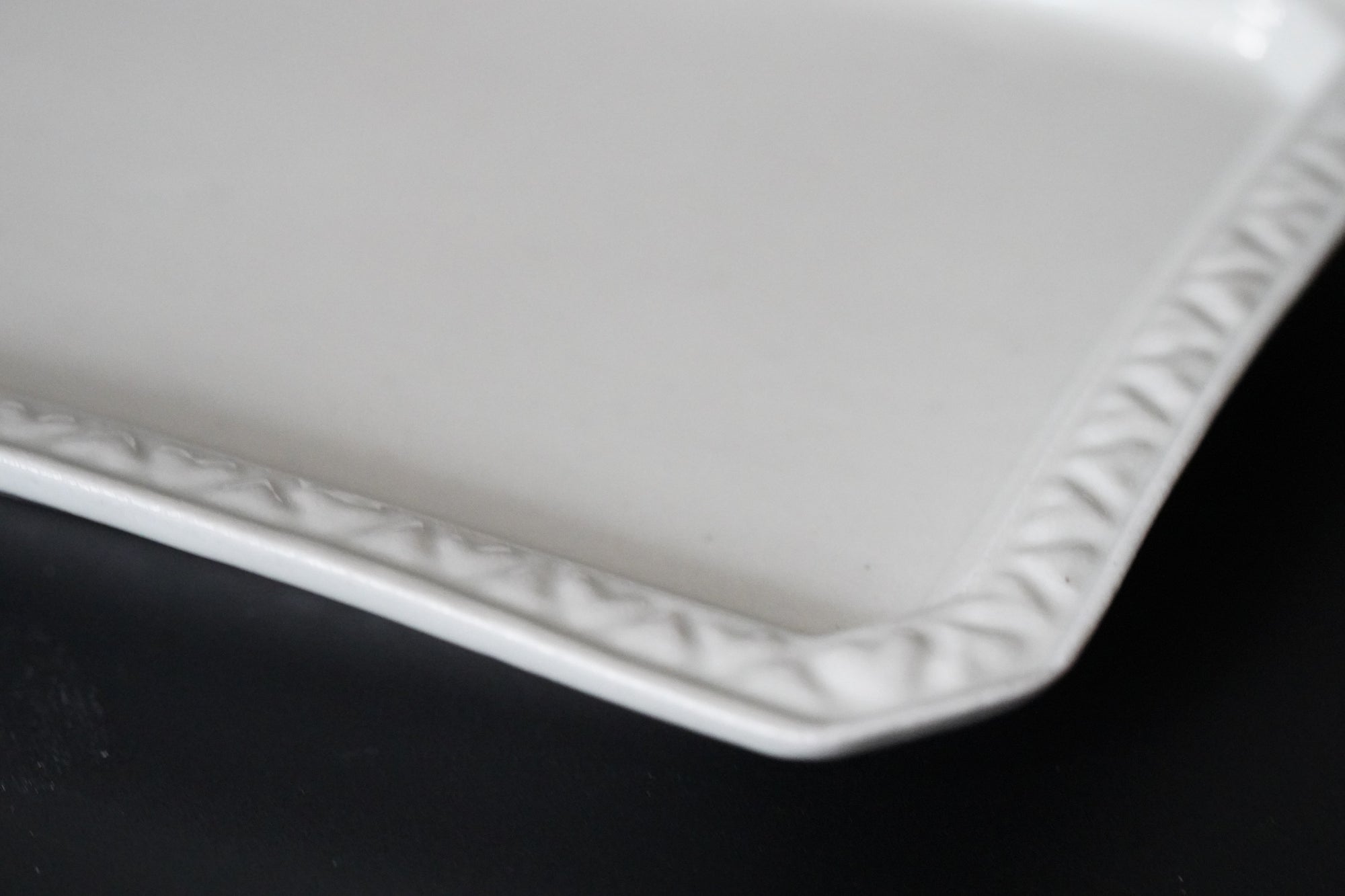 [Bunshogama] White porcelain shaped 5-inch plate with ridged flowers
