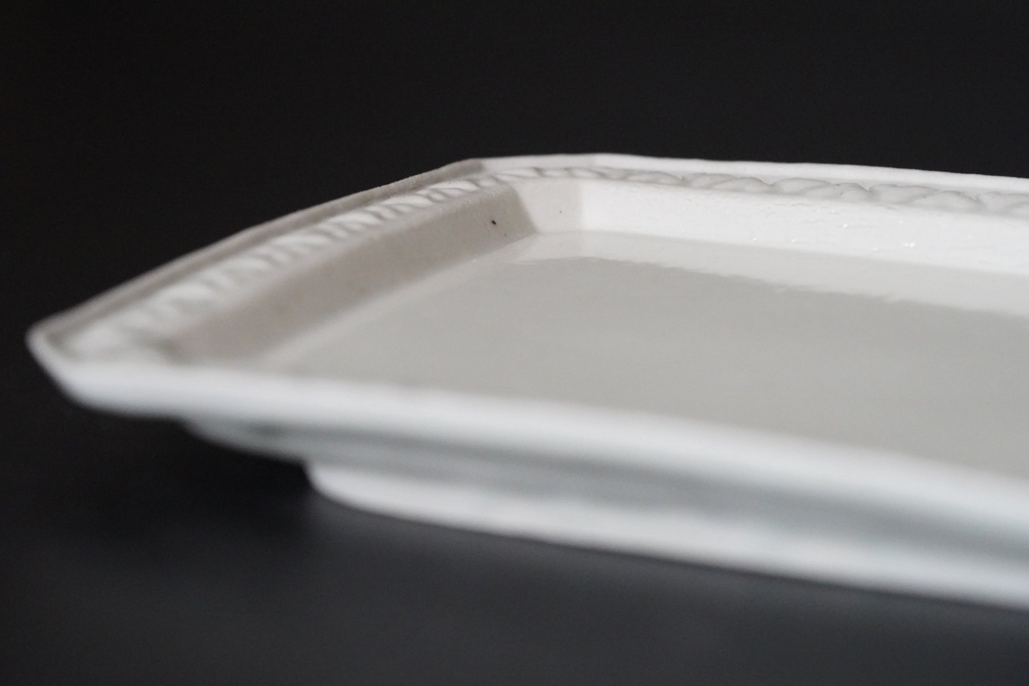 [Bunshogama] White porcelain shaped 5-inch plate with ridged flowers