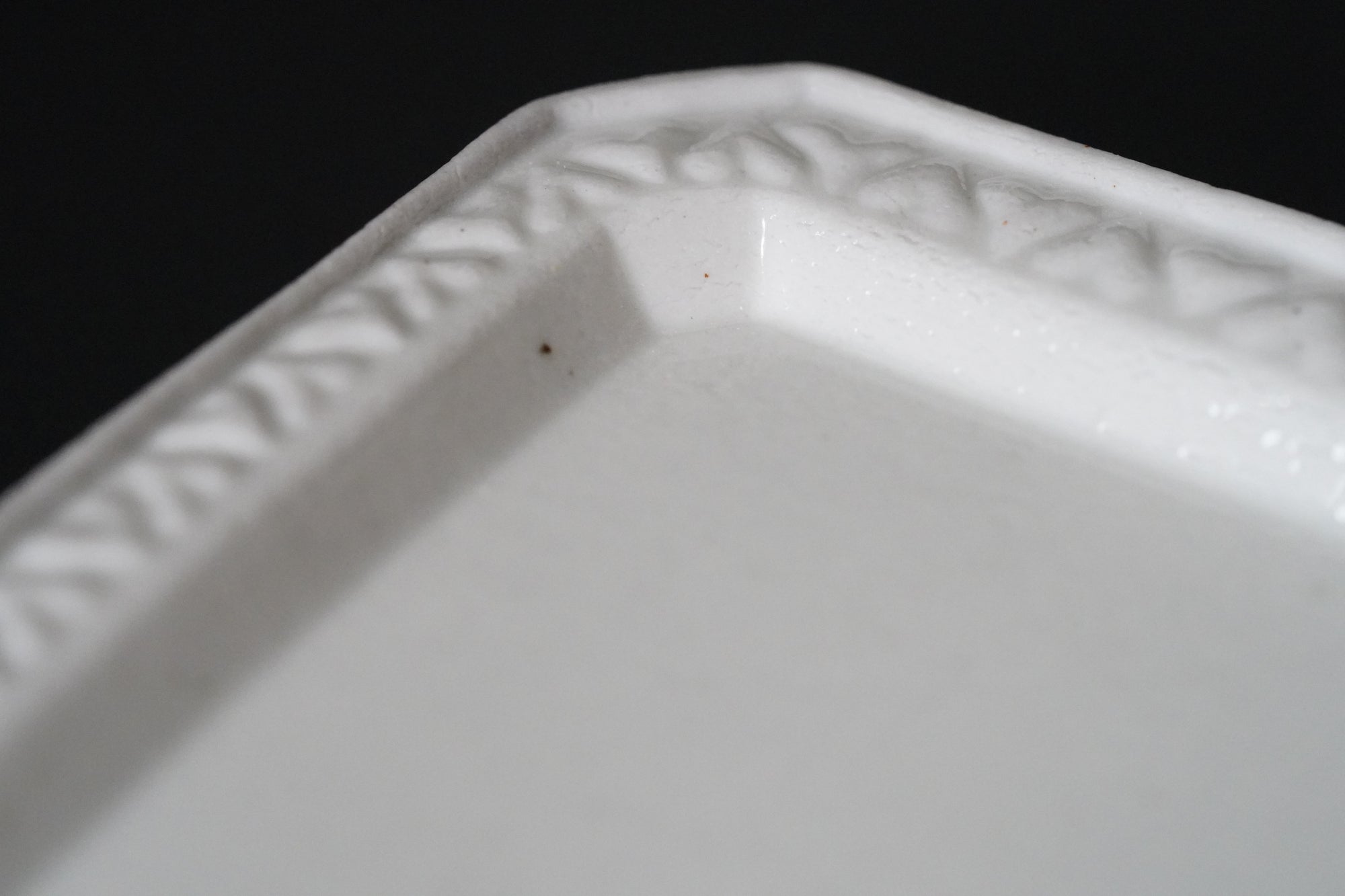 [Bunshogama] White porcelain shaped 5-inch plate with ridged flowers