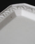 [Bunshogama] White porcelain shaped 5-inch plate with ridged flowers