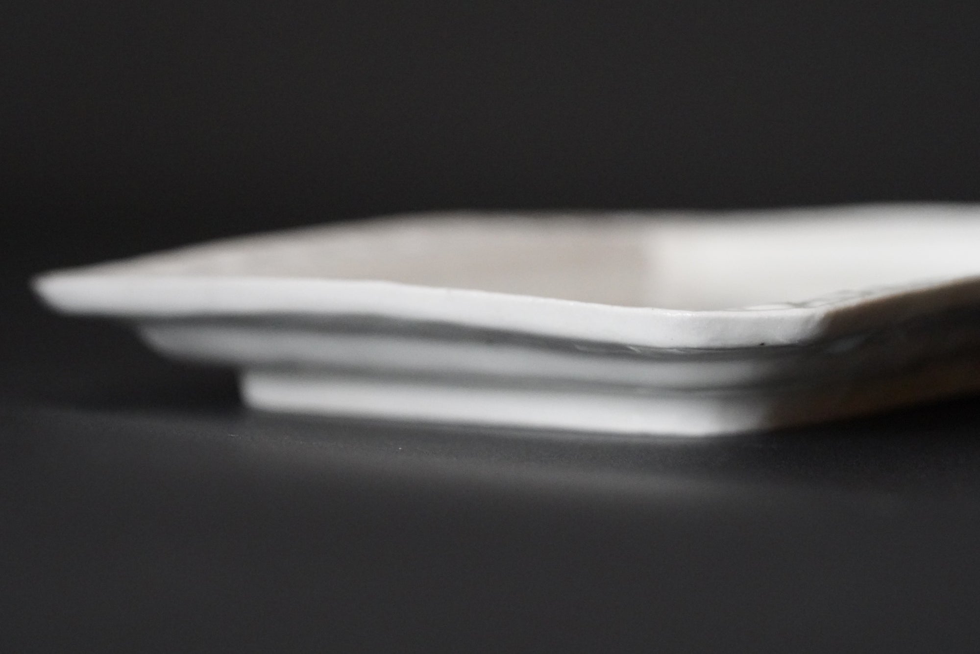 [Bunshogama] White porcelain shaped 5-inch plate with ridged flowers