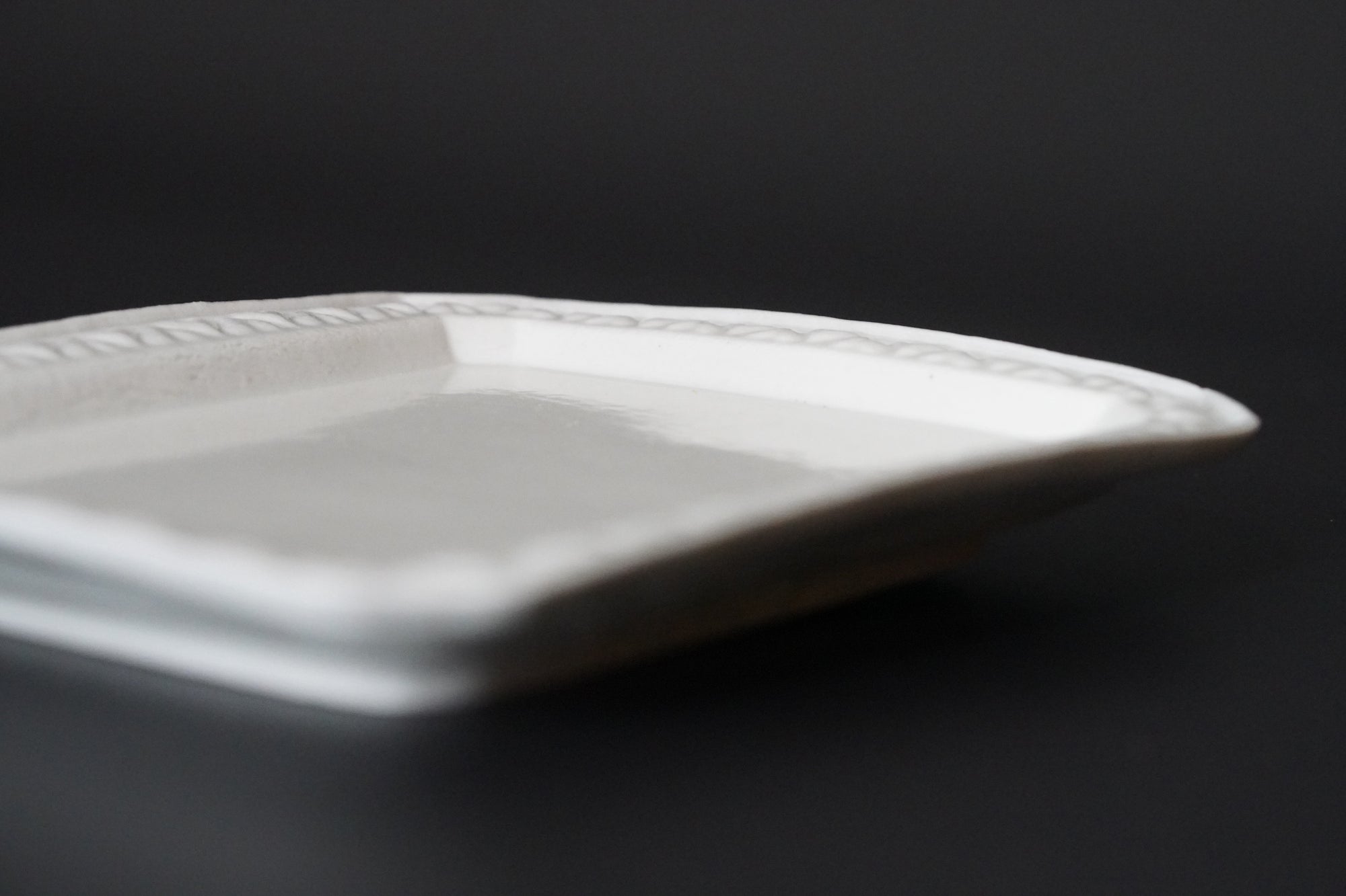 [Bunshogama] White porcelain shaped 5-inch plate with ridged flowers