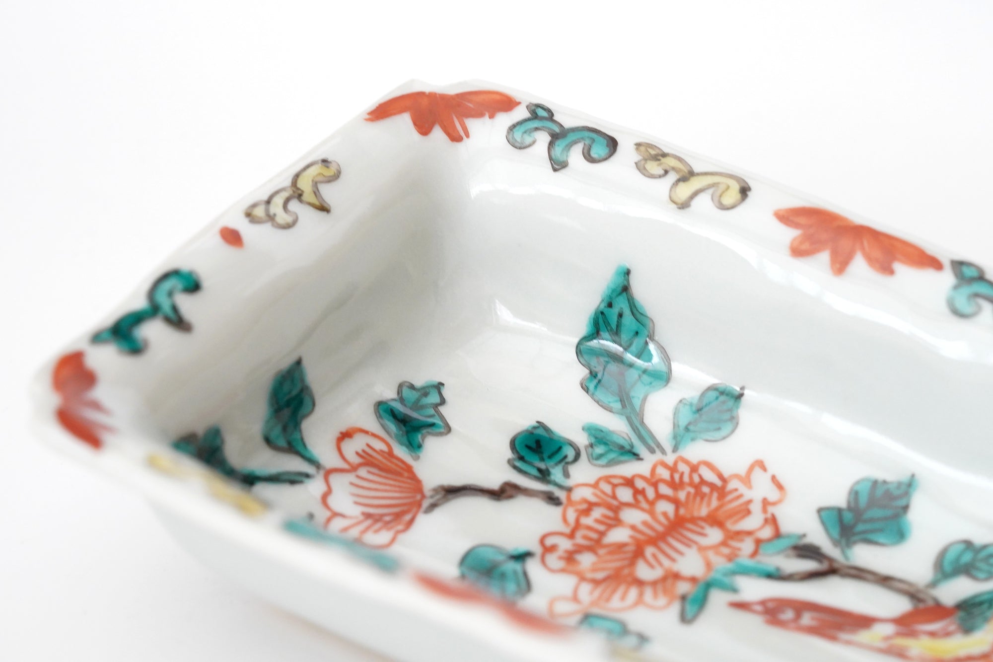 square flower patterned diamond-shaped plate