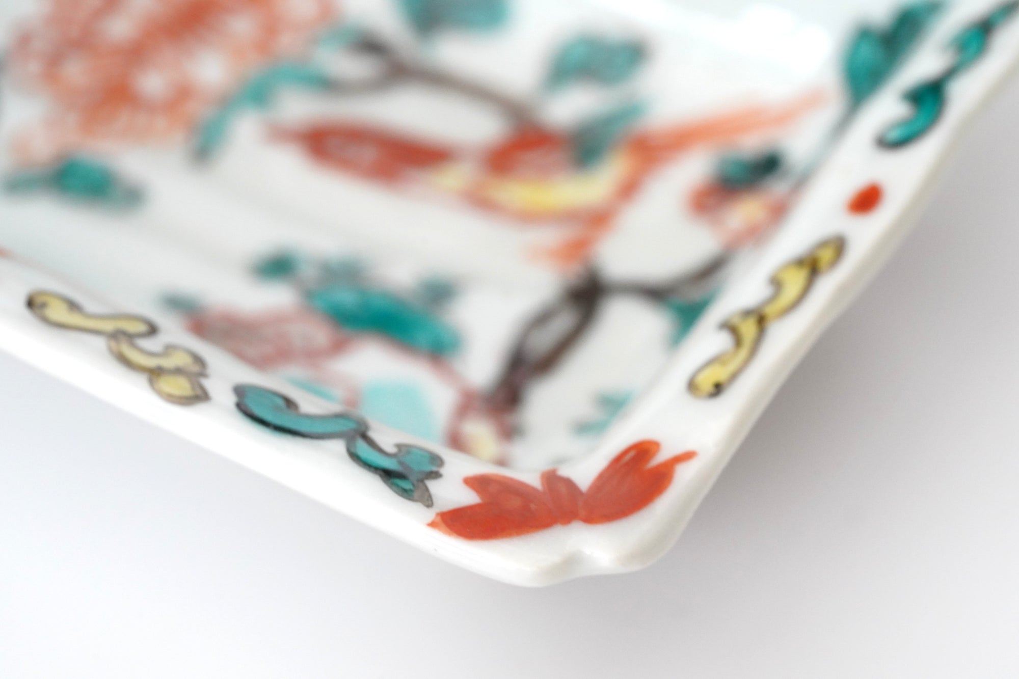 square flower patterned diamond-shaped plate