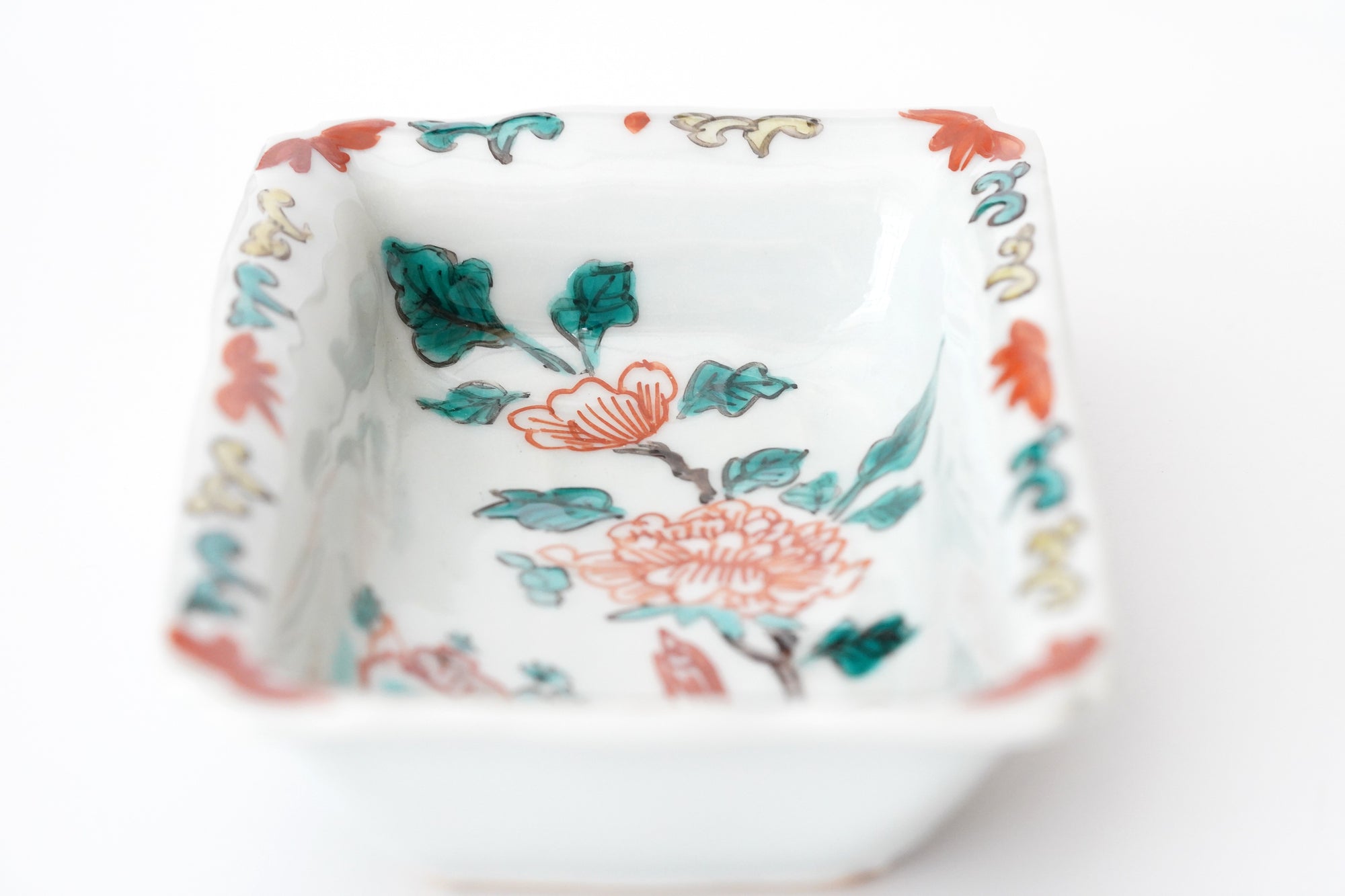 square flower patterned diamond-shaped plate