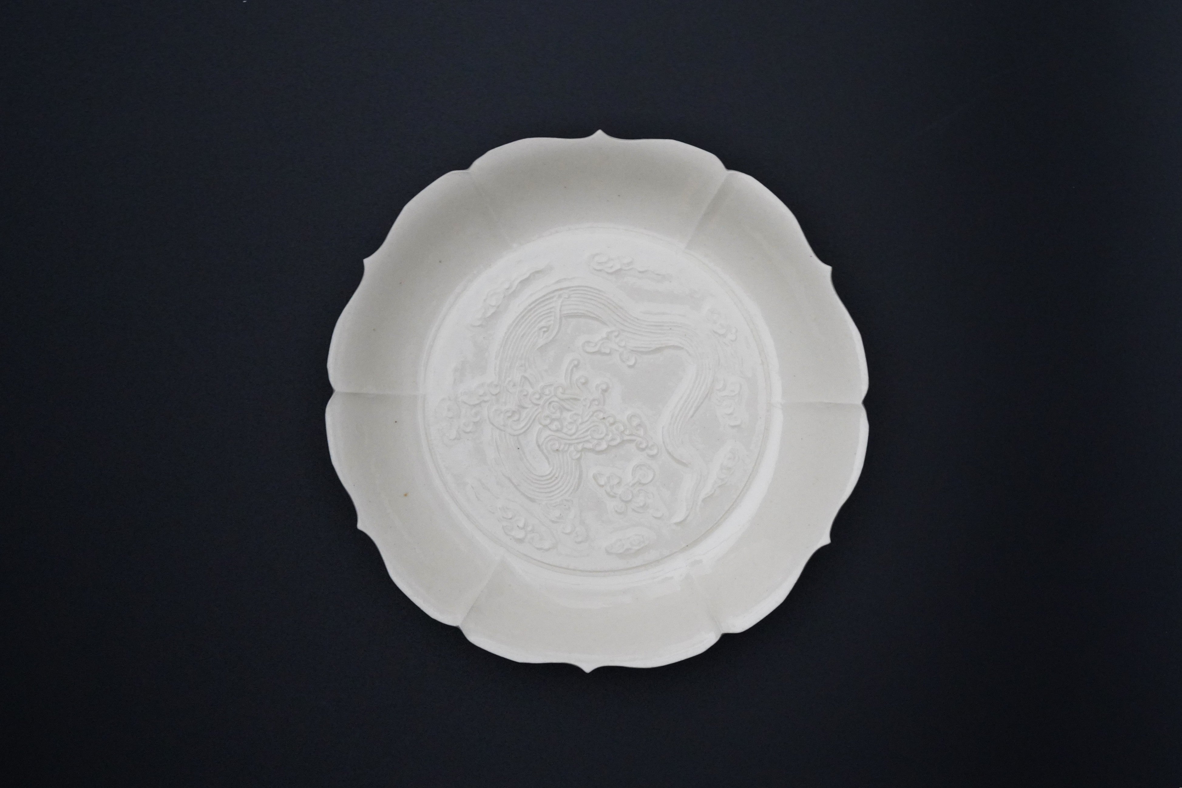 原田譲　定窯写 白瓷印花　鴛鴦雙魚碗 ＆ 花卉盤セット 原田譲】白瓷印花花喰鳥稜花盤 – うつわ御結