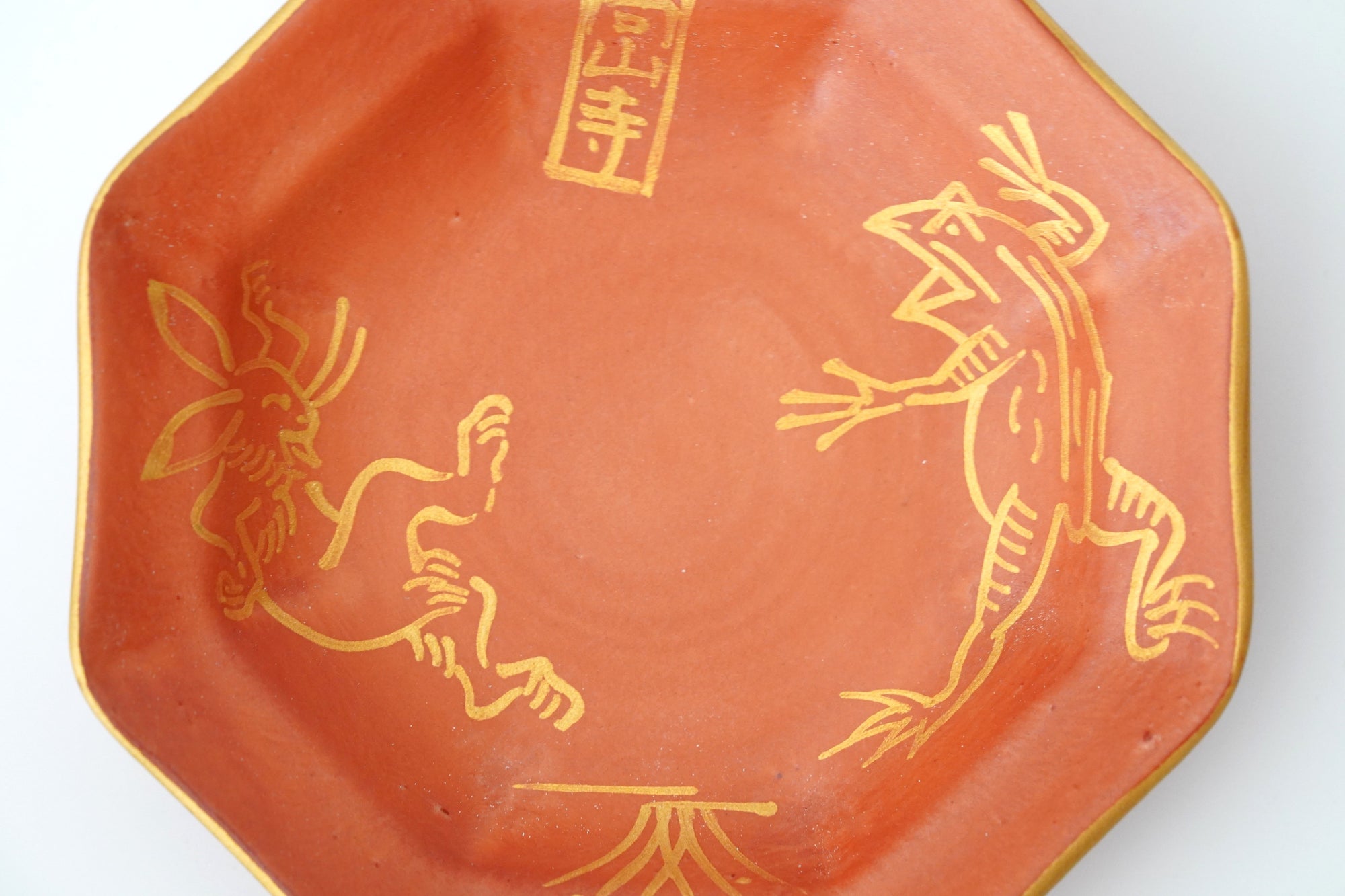 朱巻金彩鳥獣戯画八角小皿
