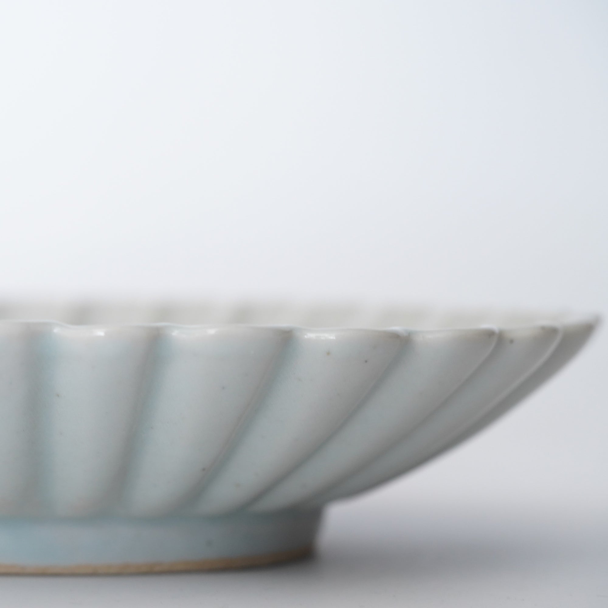 【Tomohiro Suzuki】blue white porcelain round flower-shaped oval plate