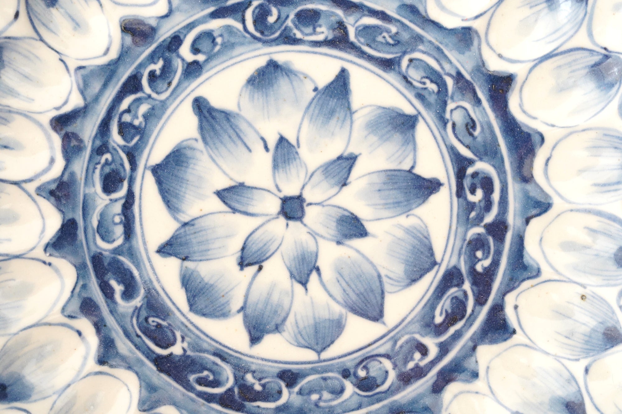 [Toshihiko Hirono] Old dyed chrysanthemum lotus carved plate