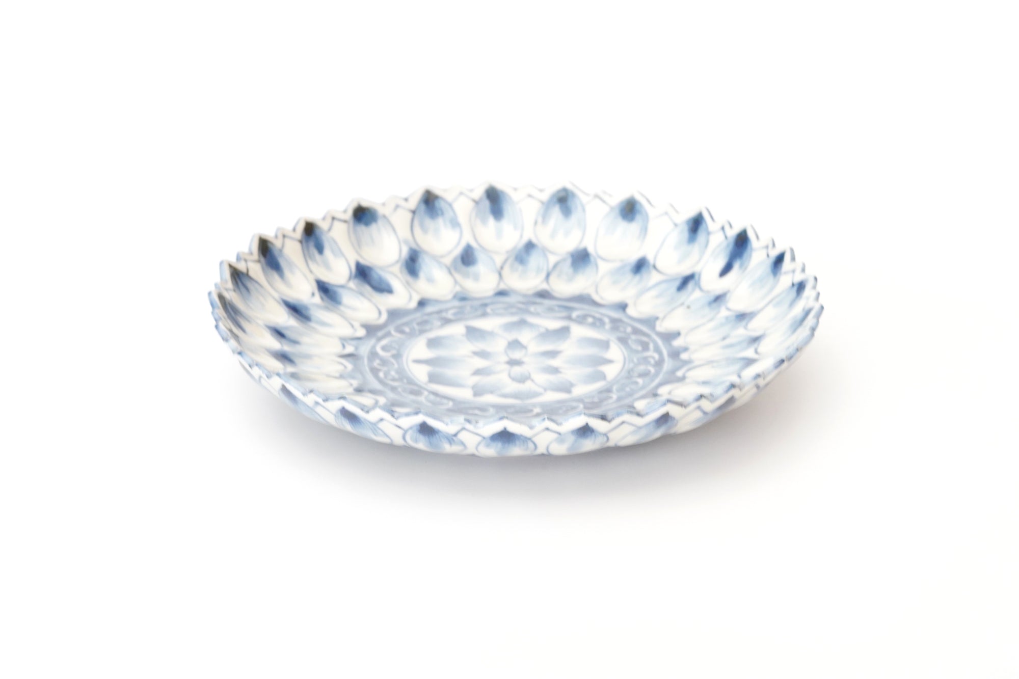[Toshihiko Hirono] Old dyed chrysanthemum lotus carved plate