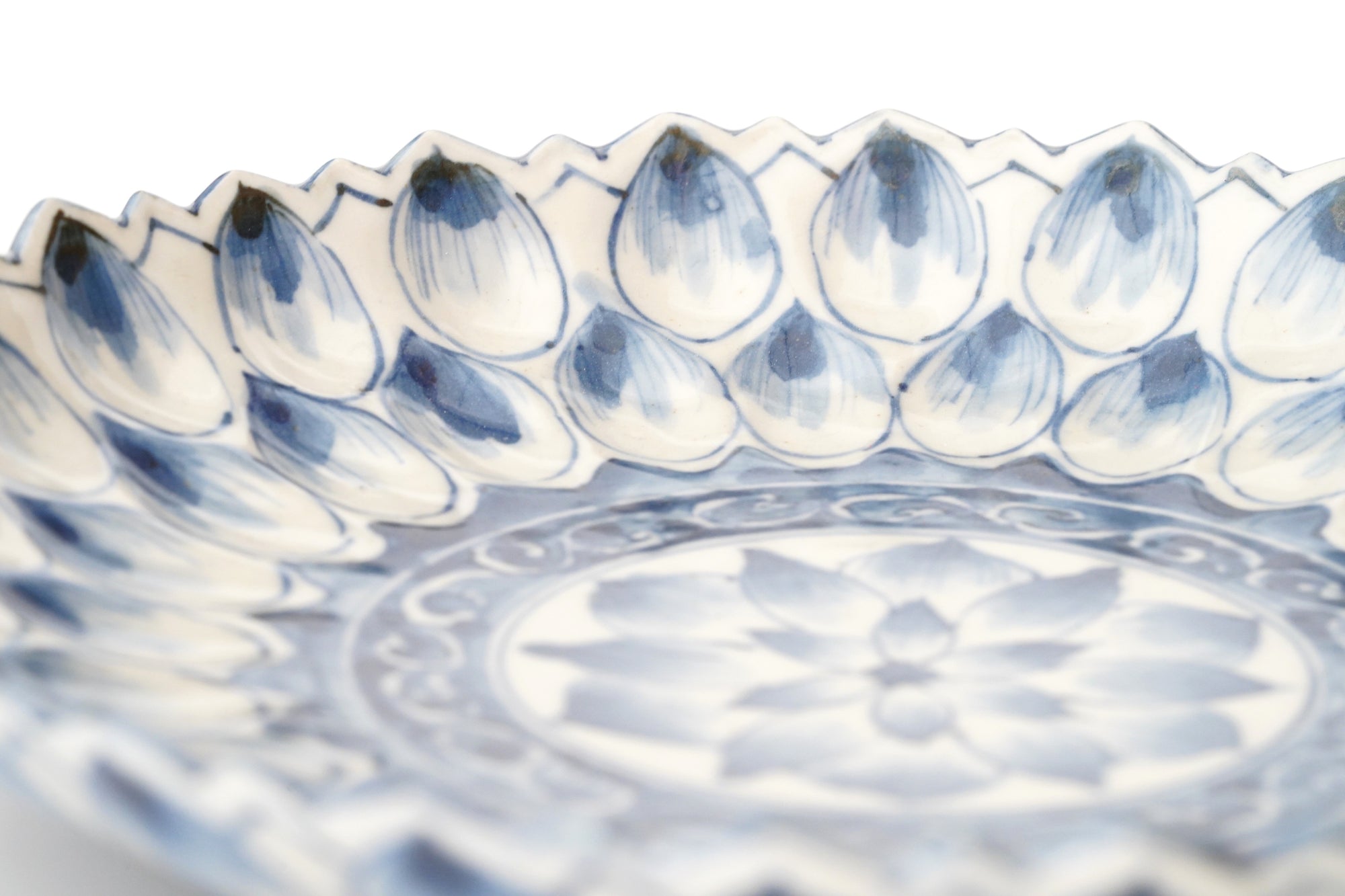 [Toshihiko Hirono] Old dyed chrysanthemum lotus carved plate