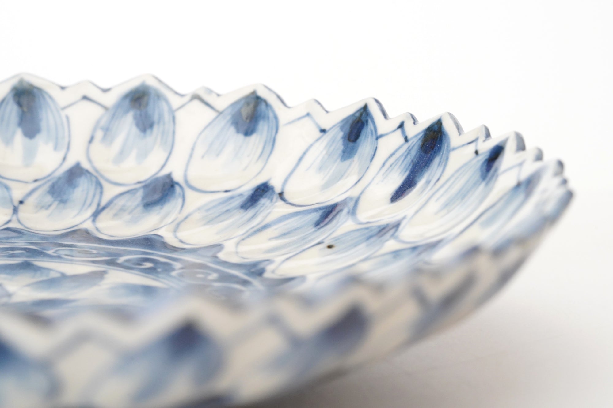 [Toshihiko Hirono] Old dyed chrysanthemum lotus carved plate