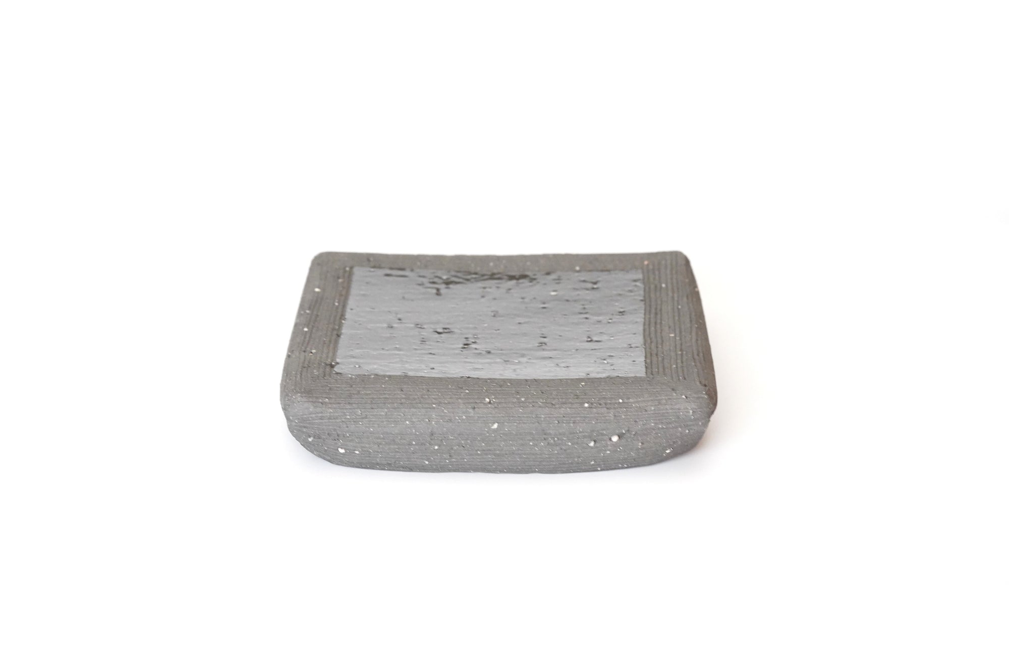 黒陶荒線彫四方トジ正角盛器