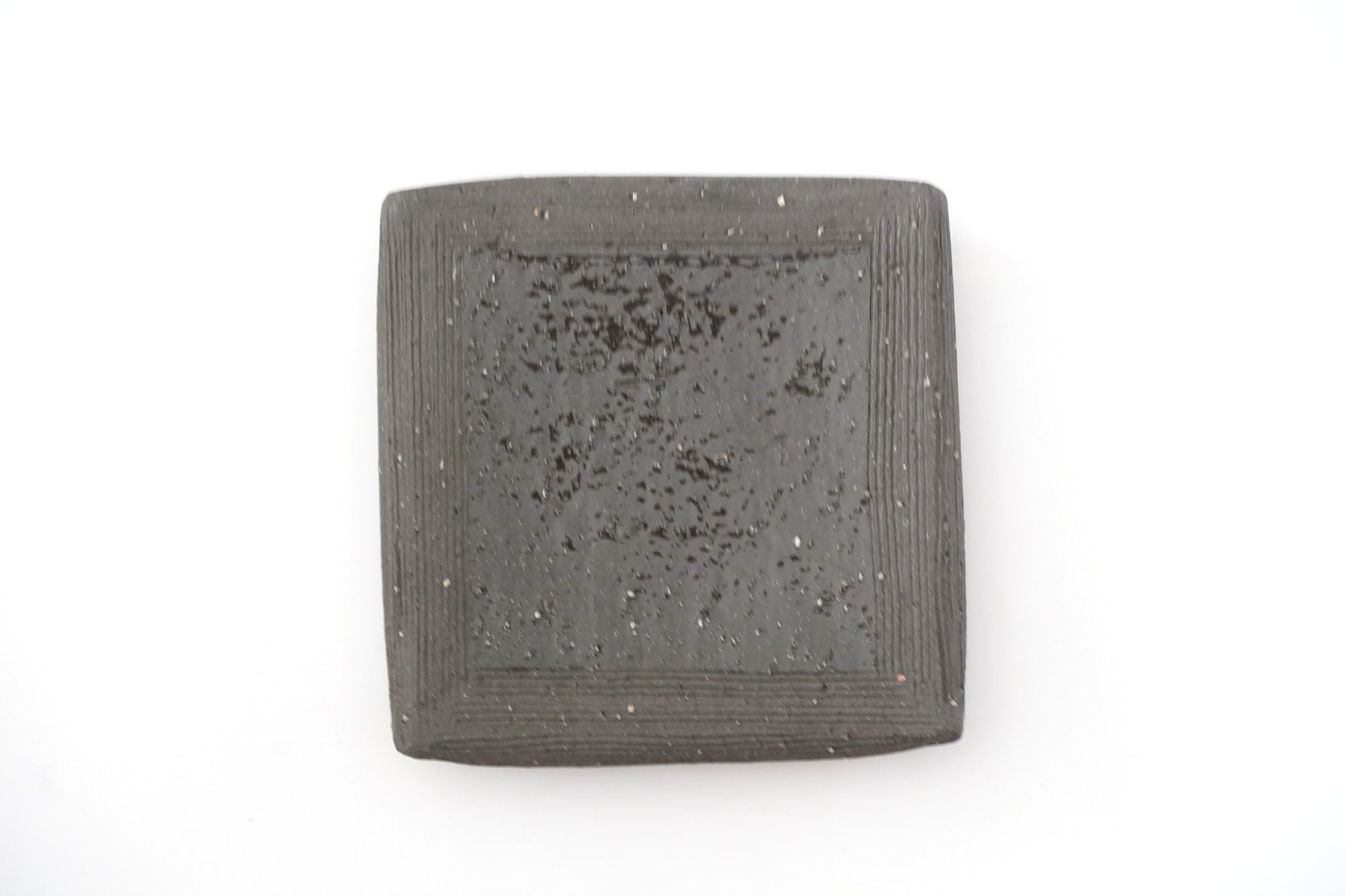 黒陶荒線彫四方トジ正角盛器