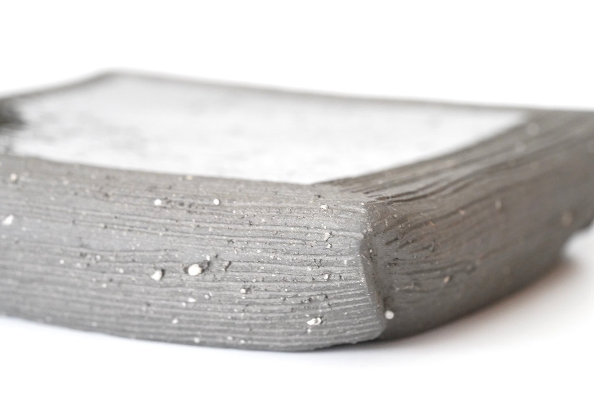 黒陶荒線彫四方トジ正角盛器