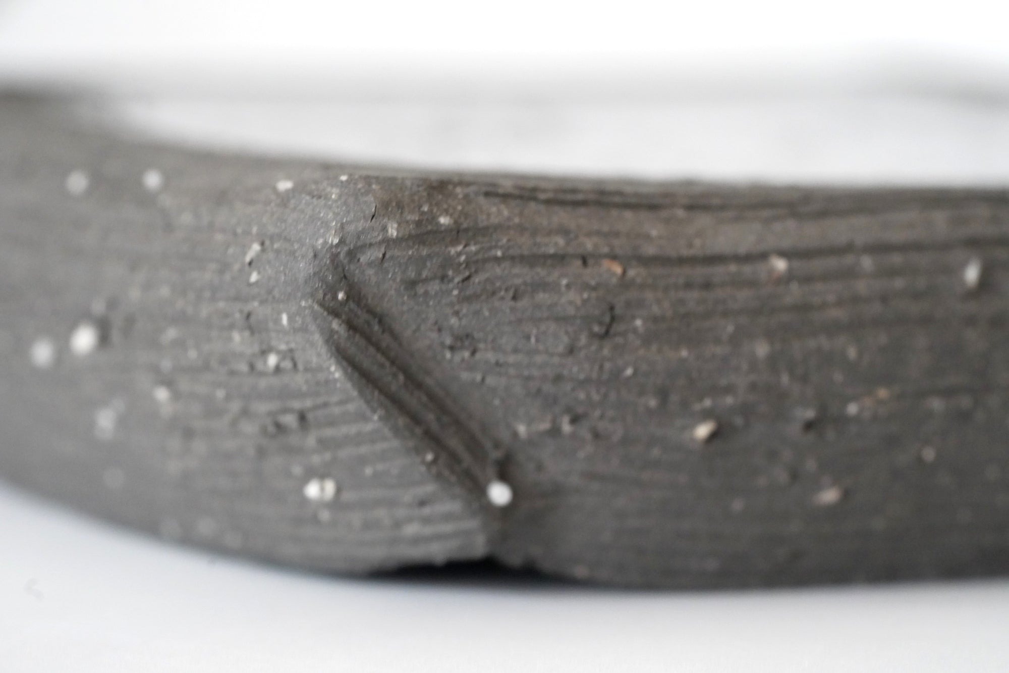 黒陶荒線彫四方トジ正角盛器