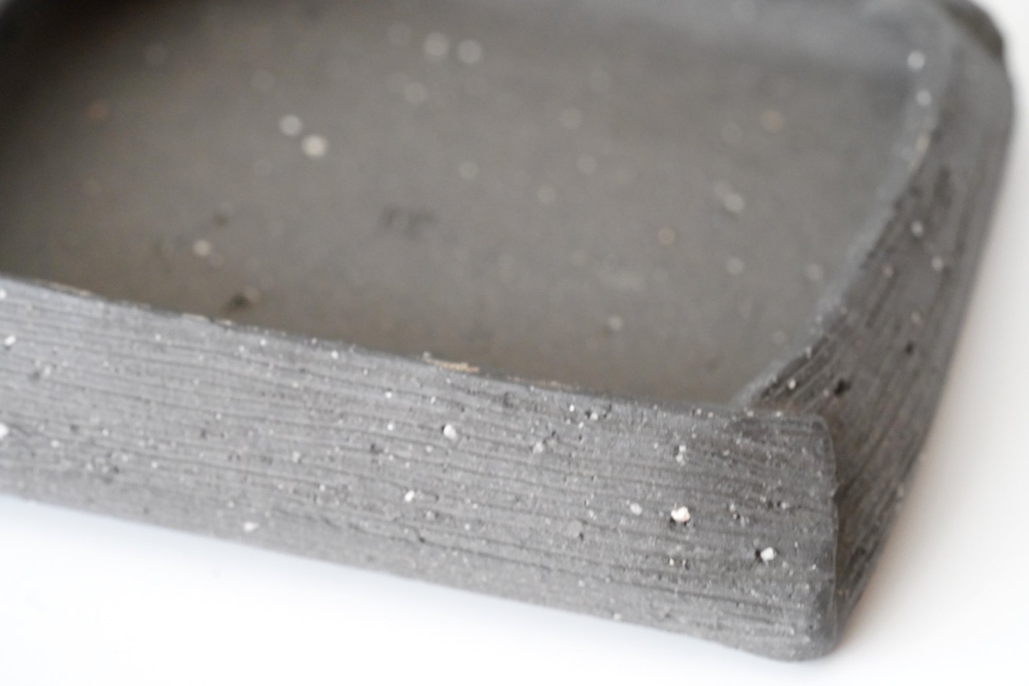 黒陶荒線彫四方トジ正角盛器