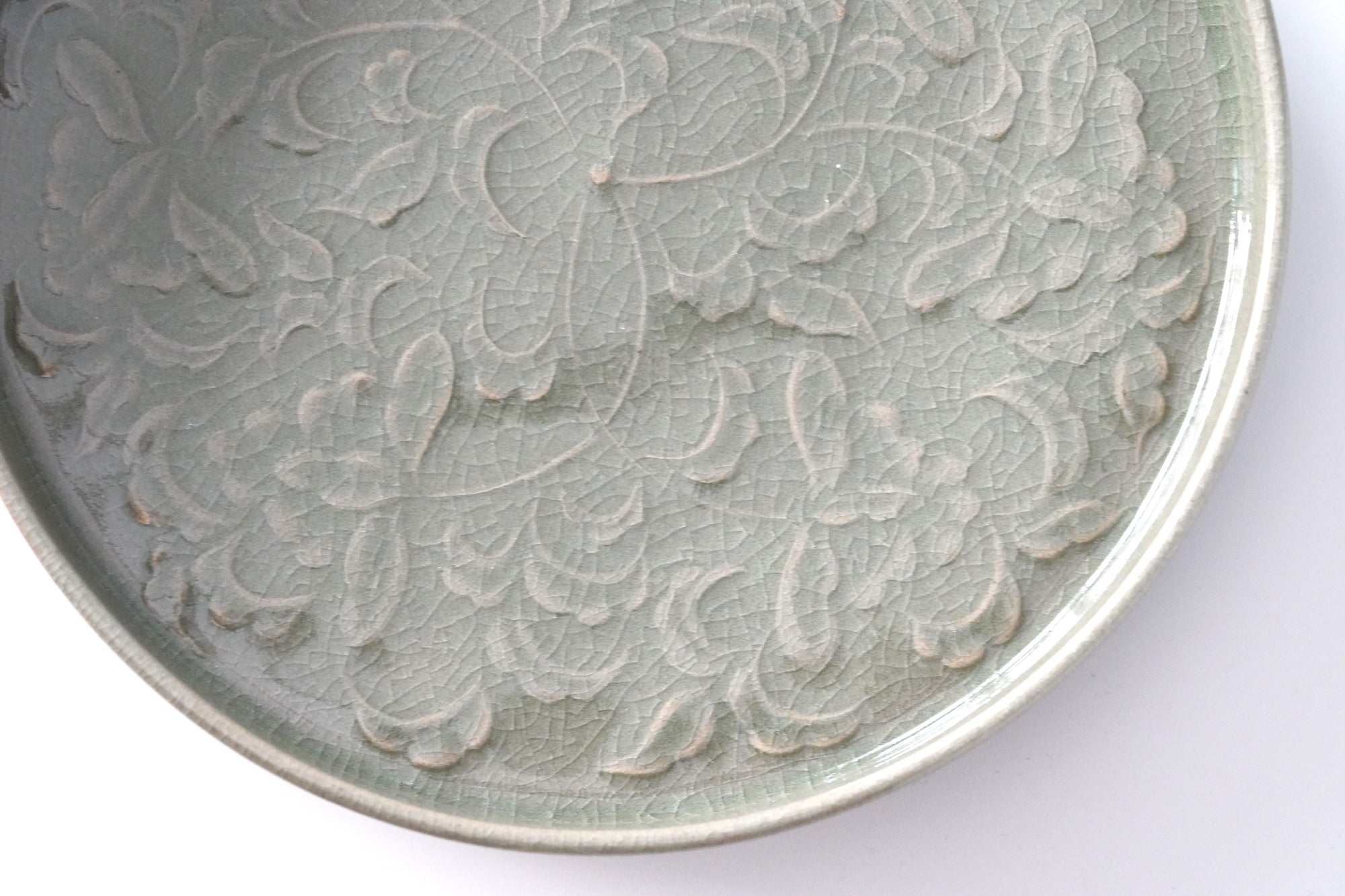 【川瀬竹秋】青瓷彫花文皿（A-02）　彩