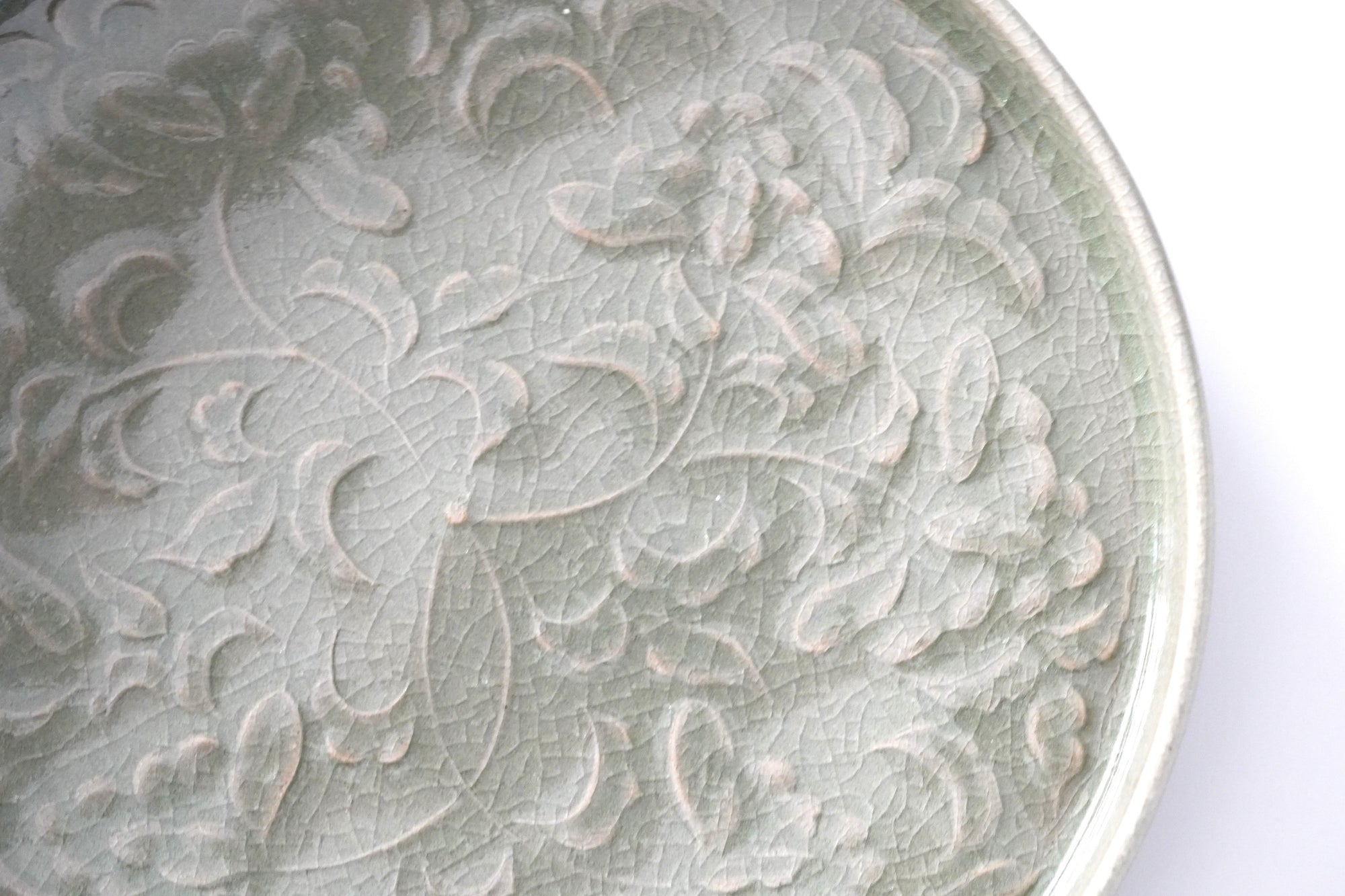 【川瀬竹秋】青瓷彫花文皿（A-02）　彩