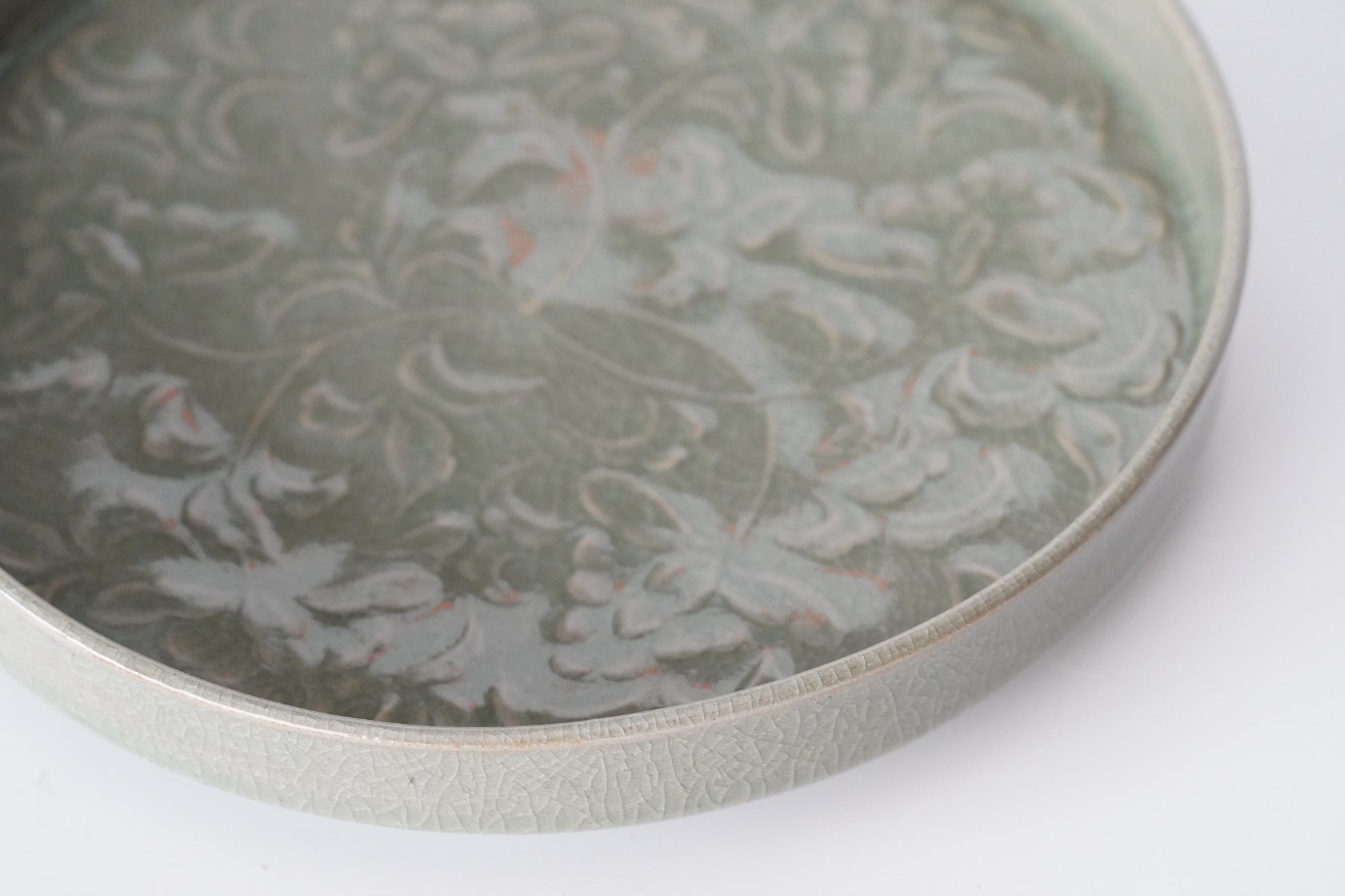 【川瀬竹秋】青瓷彫花文皿（A-02）　彩