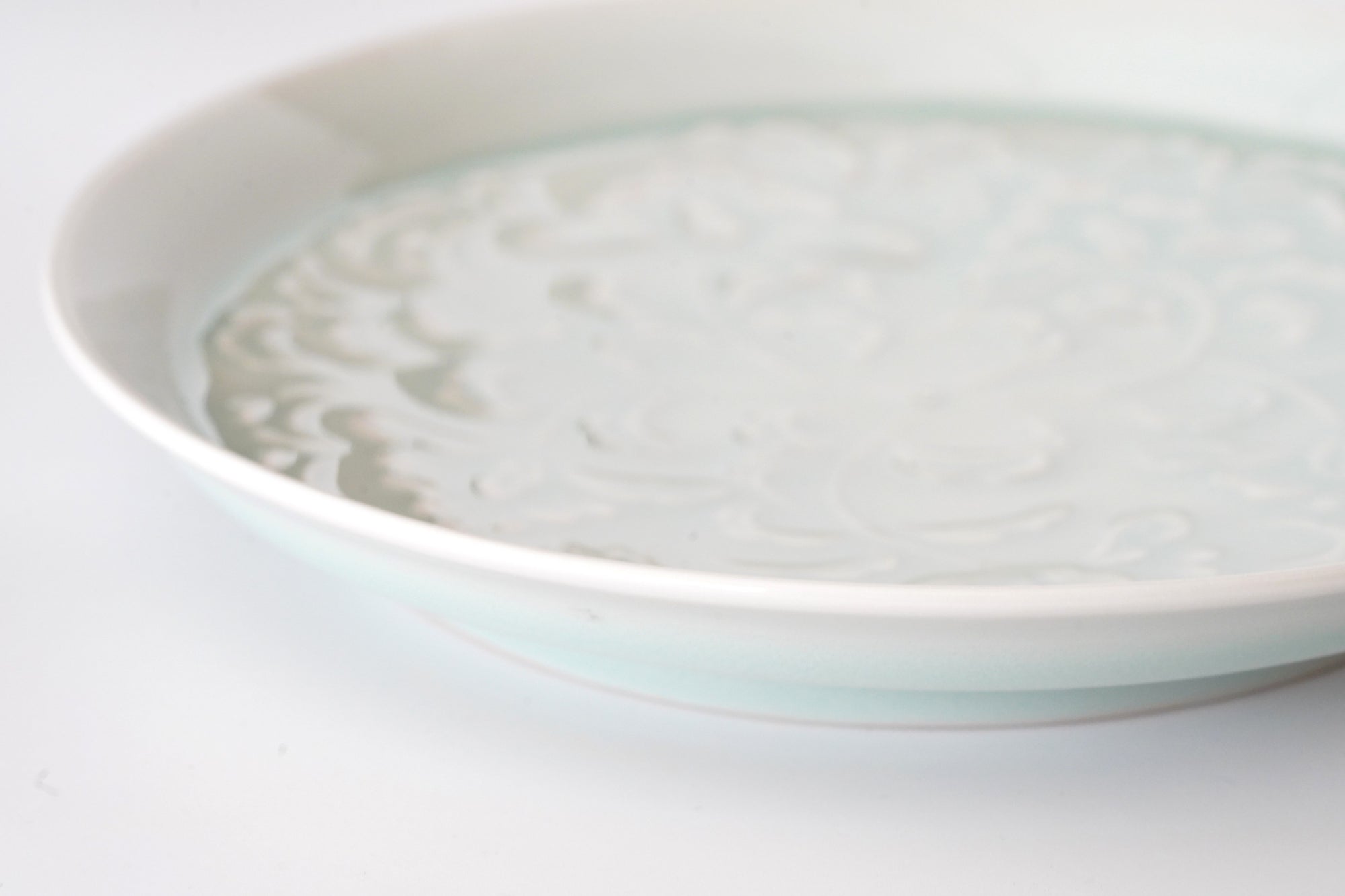 【川瀬竹秋】青白磁彫花文皿（A-01）