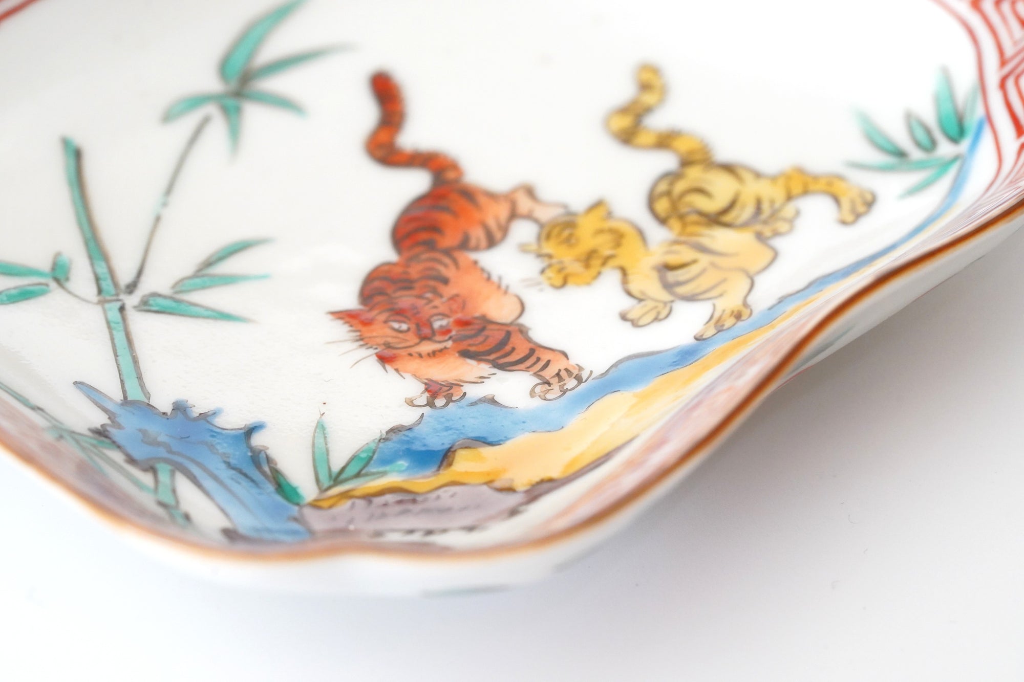 5-inch plate with ink-filled treasures and flowers and birds pattern