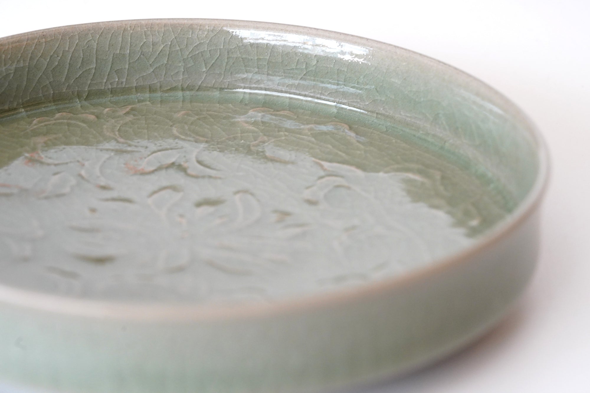 【川瀬竹秋】青瓷彫花文皿（A-04）　彩