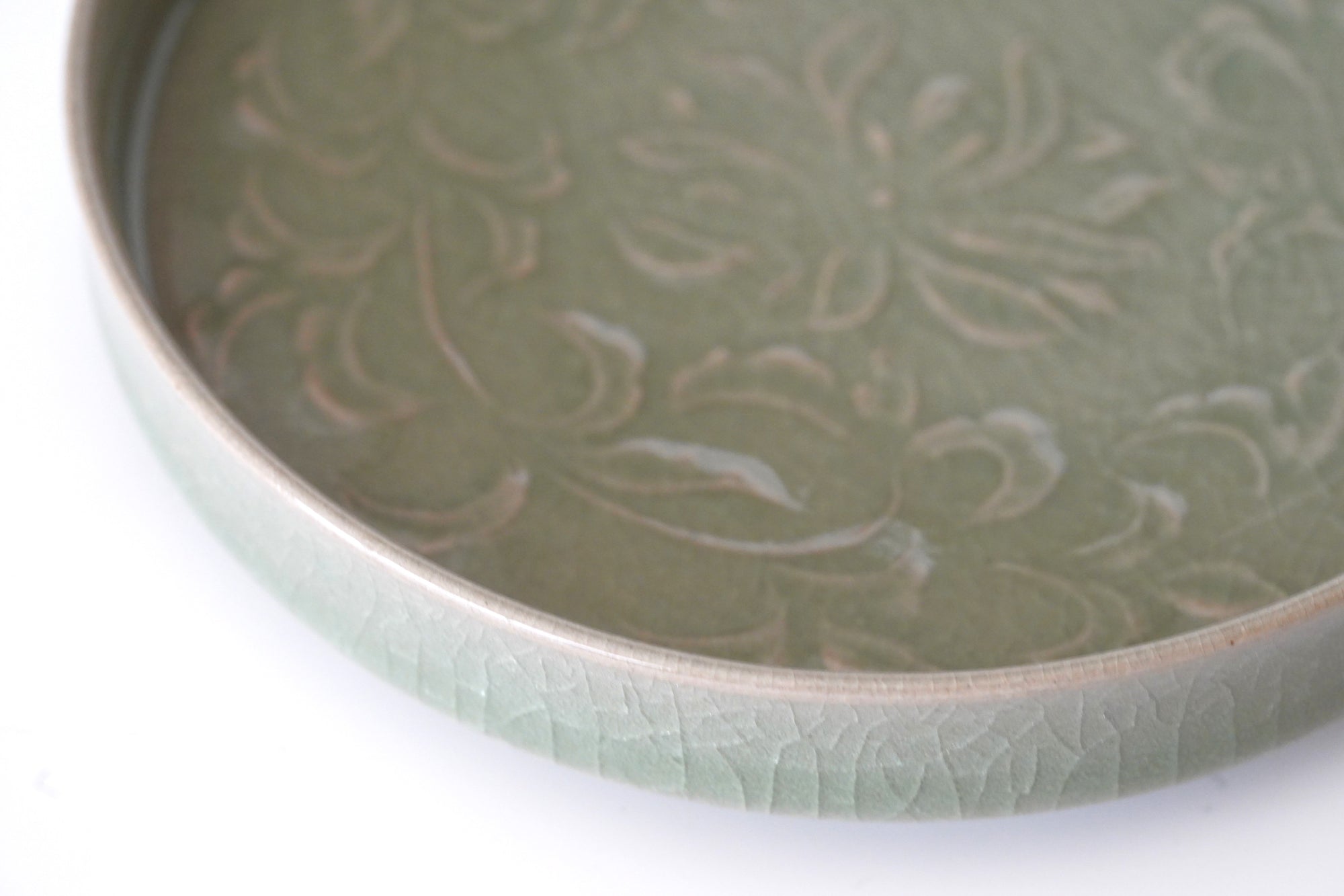 【川瀬竹秋】青瓷彫花文皿（A-04）　彩