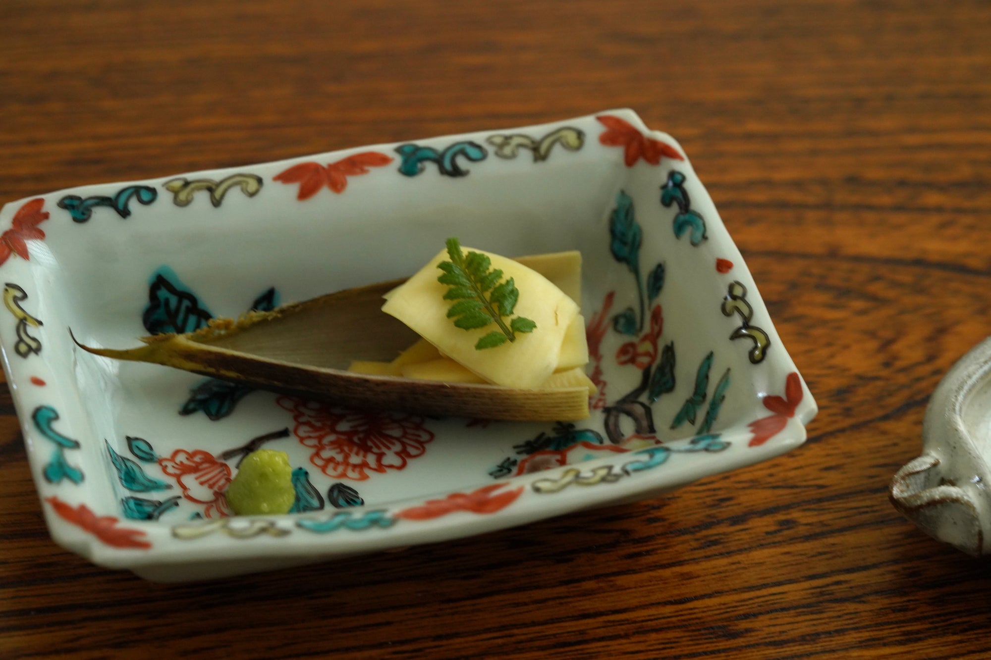 square flower patterned diamond-shaped plate