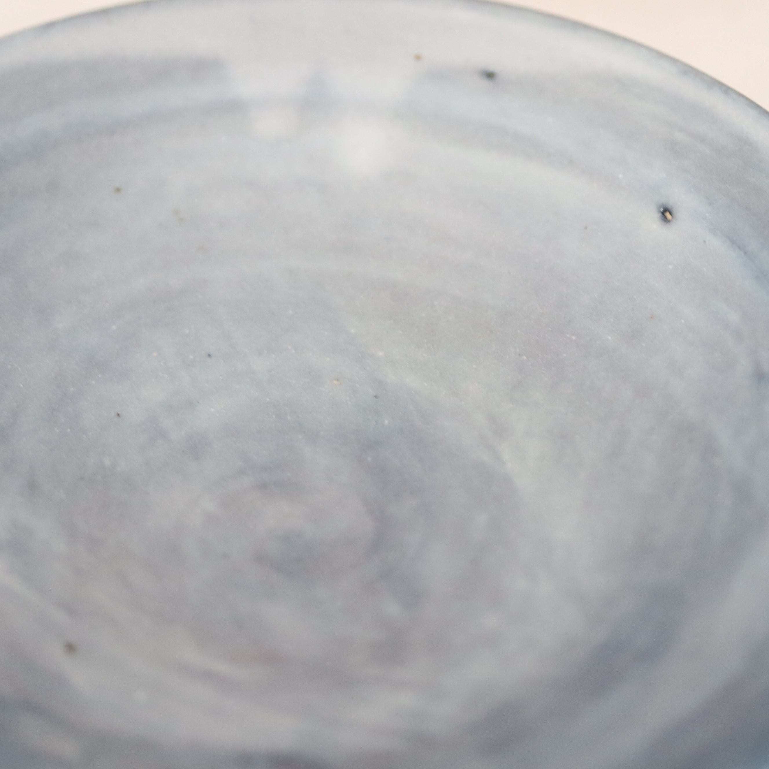 小島陽介】呉須刷毛目皿 – うつわ御結