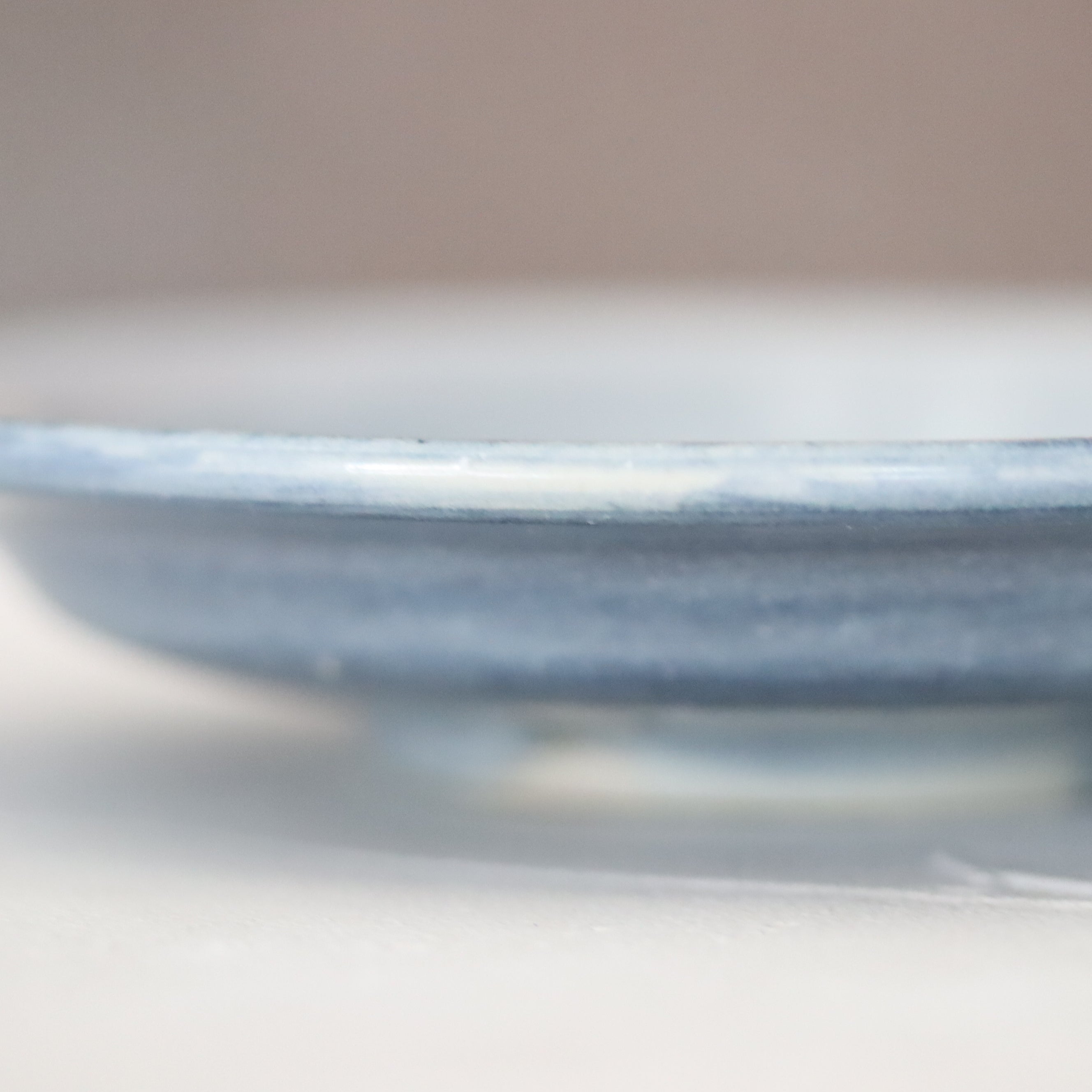 小島陽介】呉須刷毛目皿 – うつわ御結