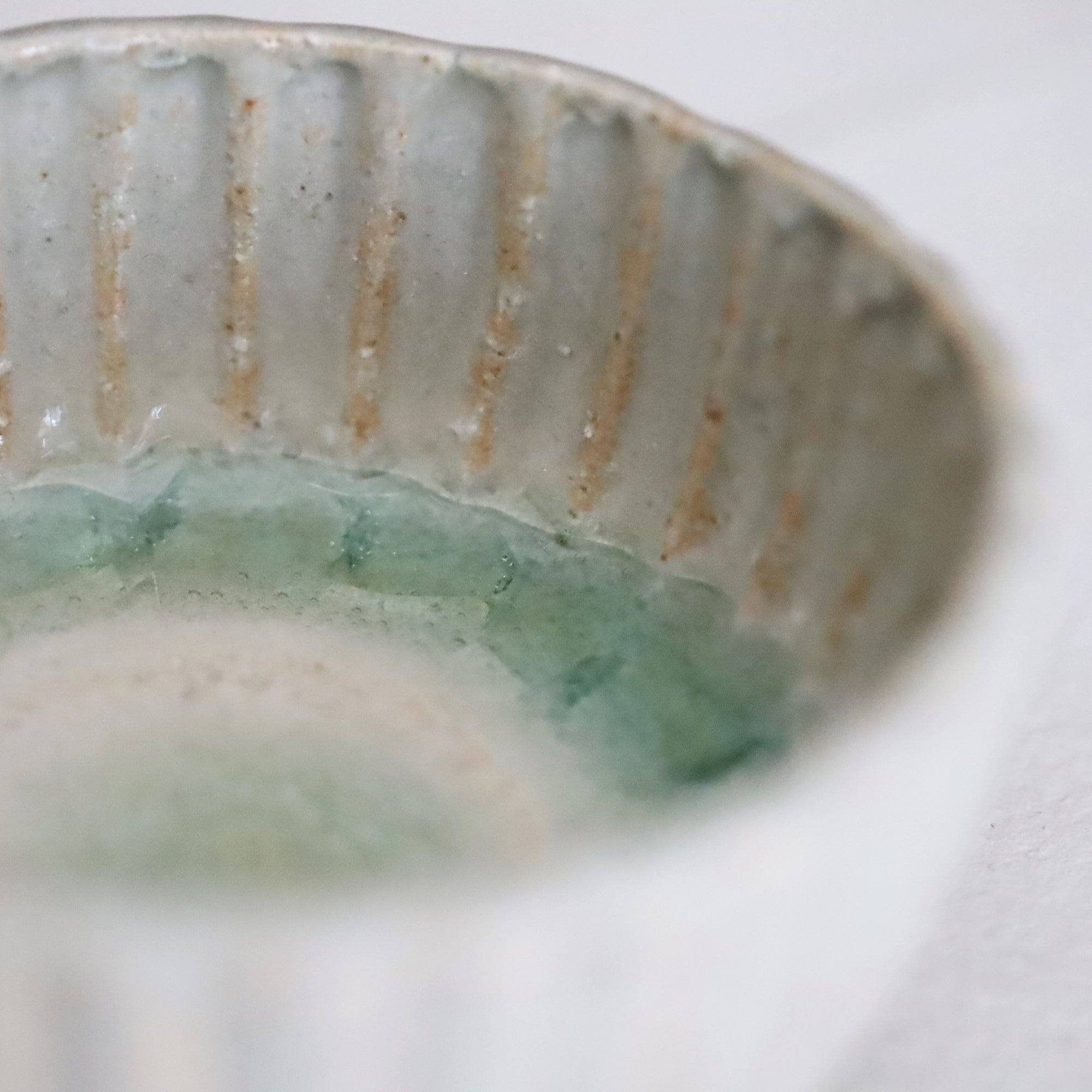 [Yuichi Yukinoura] Ash glaze shinogi bean bowl