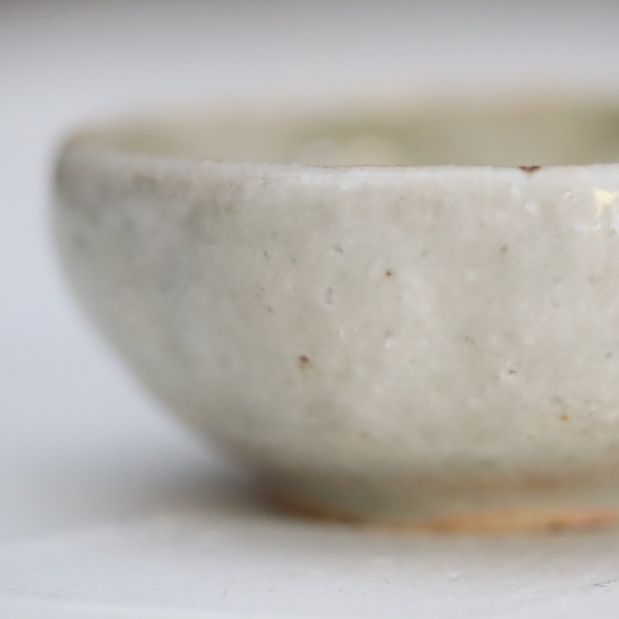 [Yuichi Yukinoura] Ash glaze flower pattern cup