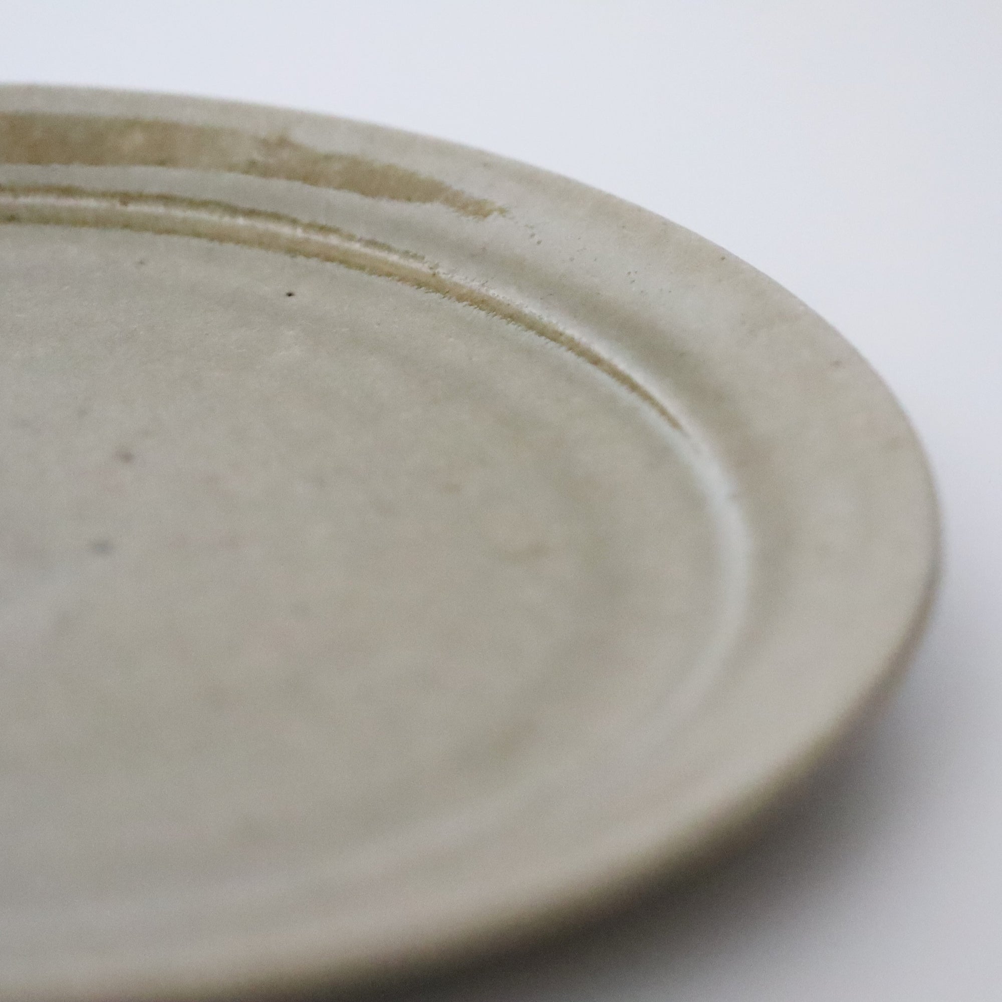 [Takayoshi Hirasawa] Ash glaze 7-inch flat plate